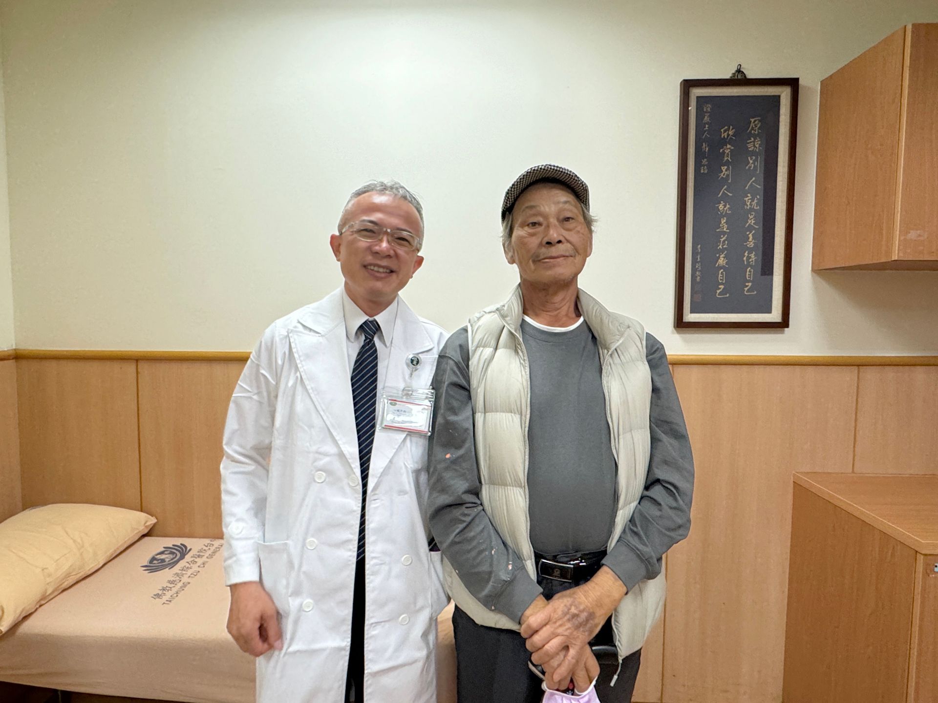 術後康復良好的江姓老翁（右）與心臟血管外科鄭伊佐醫師（左）合影。