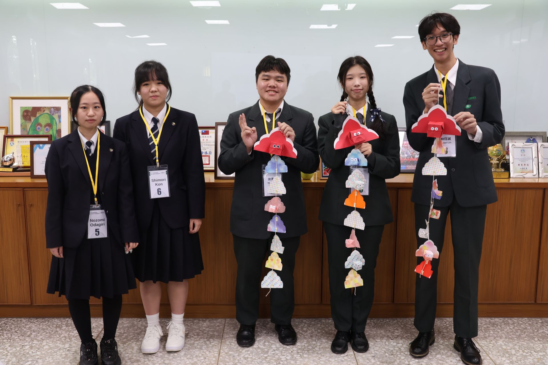 青森南高校同學親手製作節慶掛飾給慈中同學