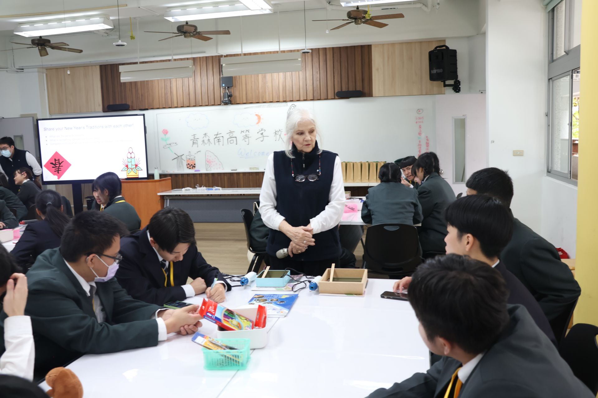 在外籍老師引導校，兩校同學分組討論新年文化及永續議題
