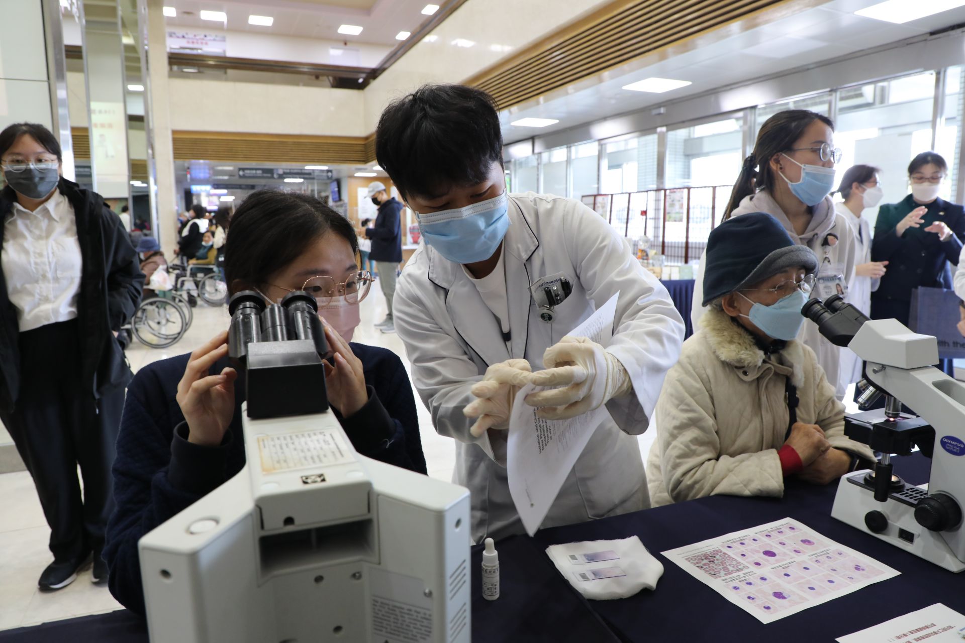 花蓮慈院檢驗醫學科醫檢師帶著民眾體驗醫檢師工作，親眼看看顯微鏡下的世界。