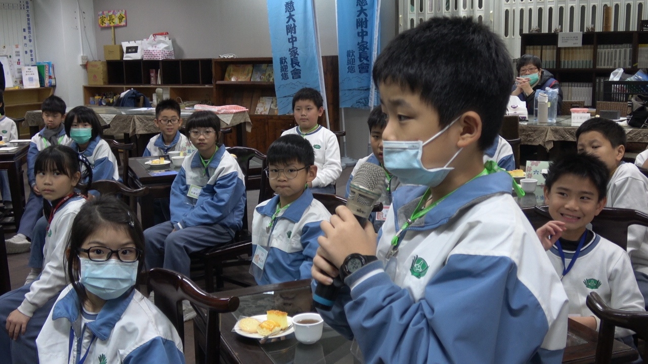 孩子們踴躍向校長提問，現場充滿好奇與歡笑的氣氛
