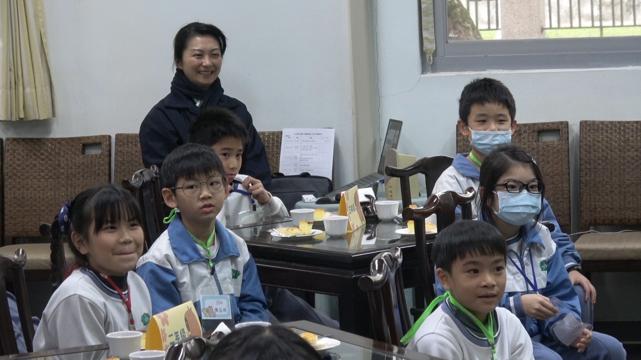 孩子們聚精會神地欣賞輔導室精心製作的成長影片每個畫面都充滿祝福與努力的故事