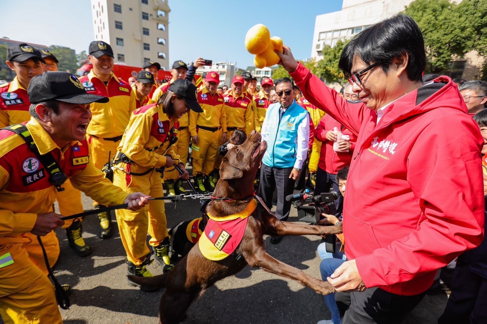 市長陳其邁與搜救犬互動