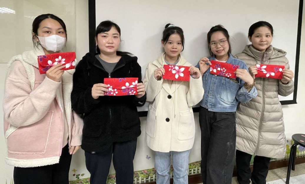 本次邀請2024年下半年初次申領取得居留證之「新」新住民一同上課學習，學員們運用巧手，創作出色彩鮮艷、圖案精美的紅包袋。