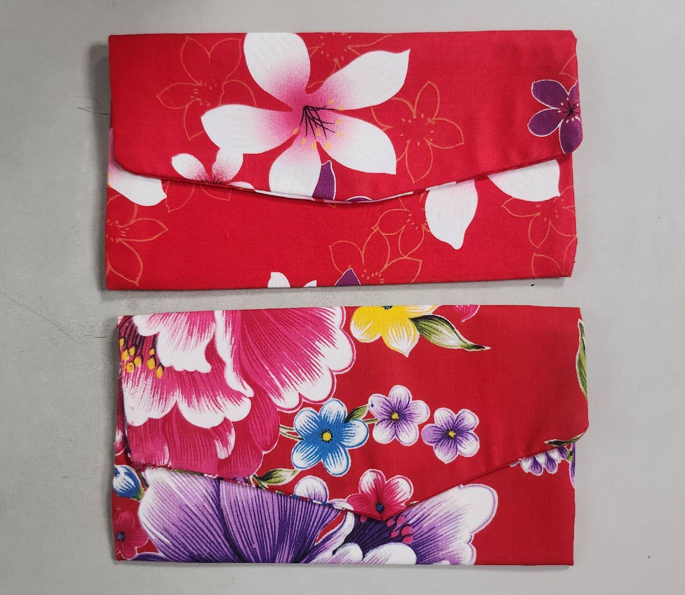 紅包袋上的紅代表著吉祥喜慶，而花布紋則是象徵團圓、幸福和富貴。在客家文化中，收到紅包袋，不僅僅是迎接金錢的喜悅，更是感受到長輩對晚輩的深厚關愛，也是朋友間的真摯祝福。