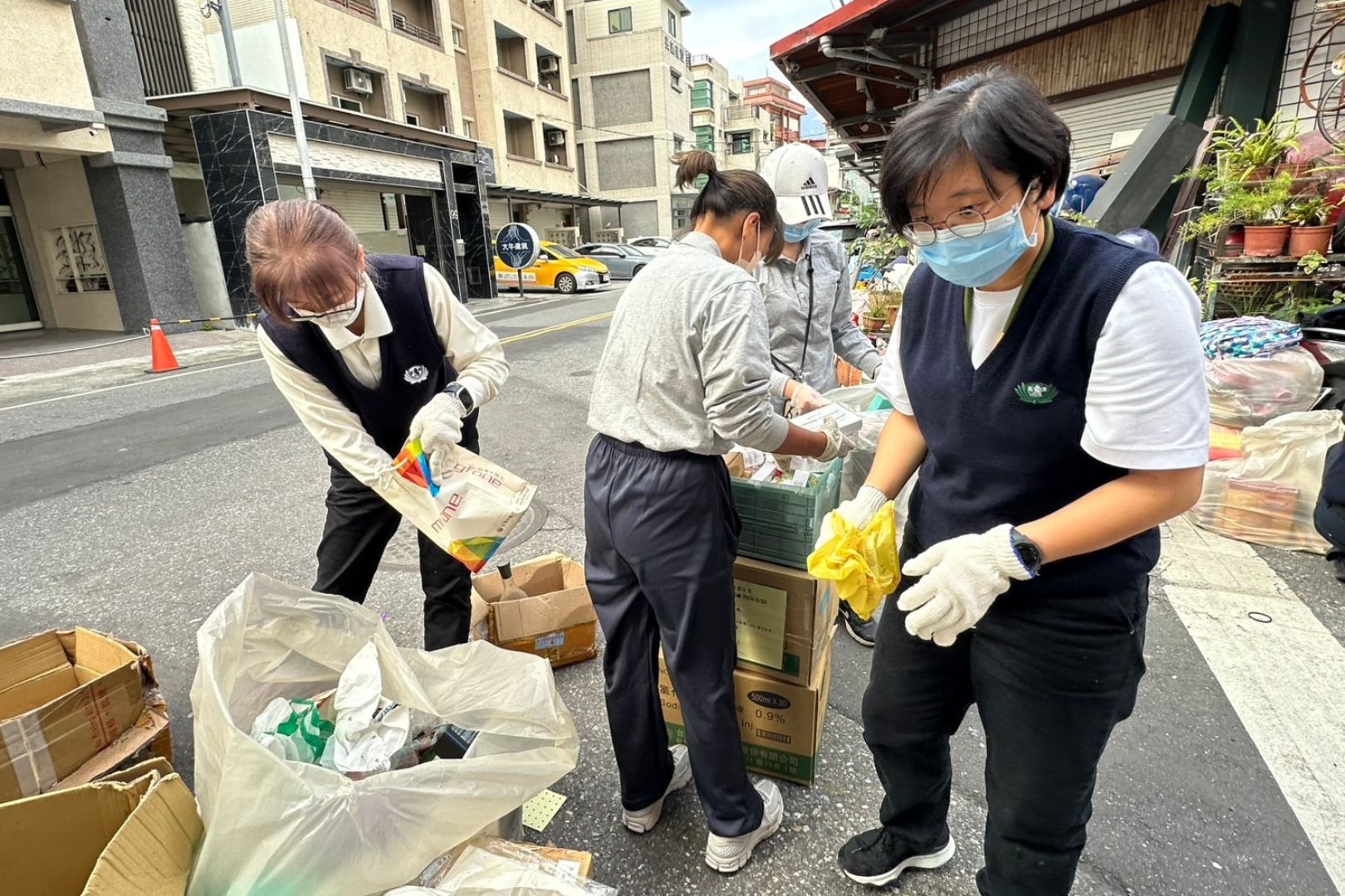 非常害怕蟑螂的檢驗醫學科副主任辜明慧(右)說，不能因為害怕恐懼而放棄做對的事情。