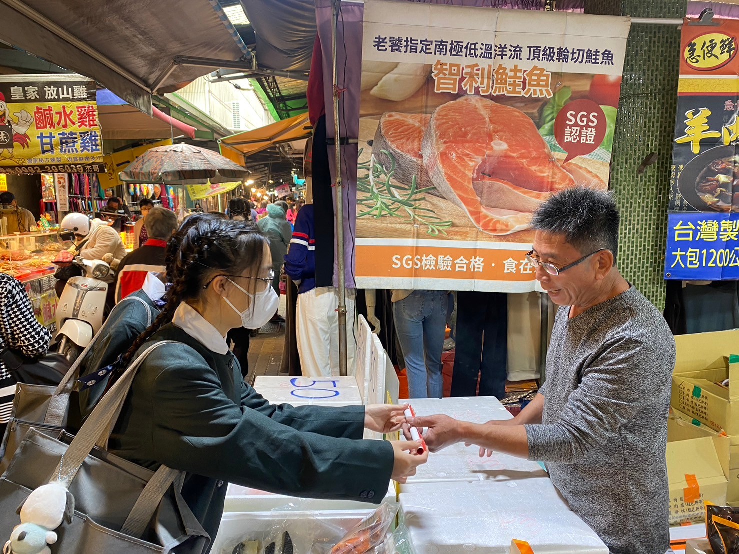 同學面帶笑容雙手奉上春聯。