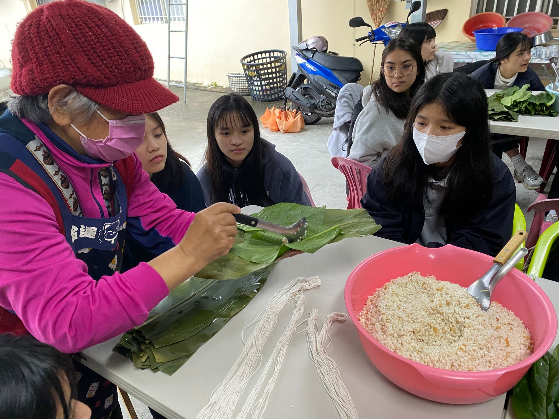 同學跟著vuvu學習如何製作排灣族美食