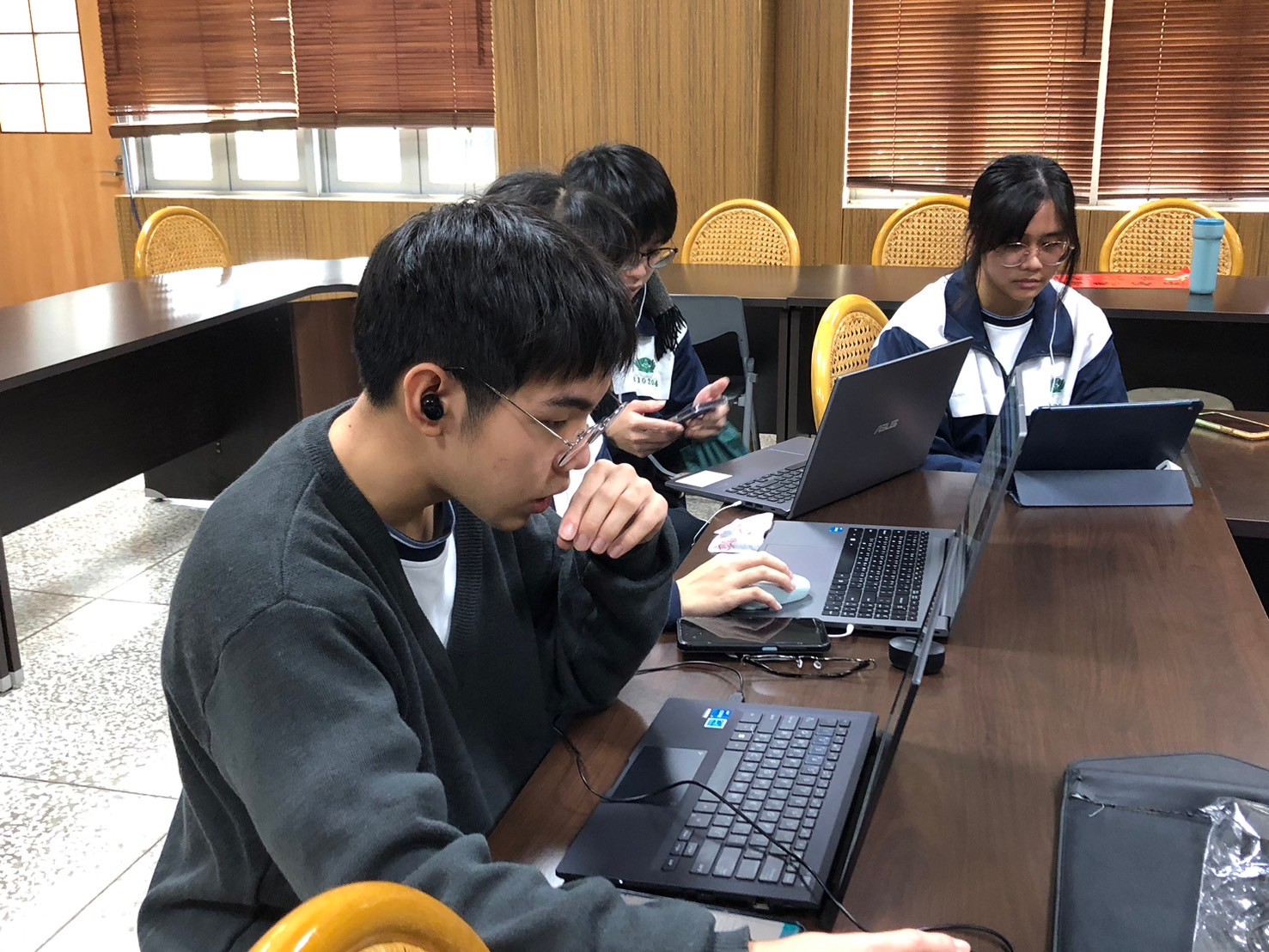 臺南慈中學生與日本木造高中學生以流利的英文分享簡報內容。