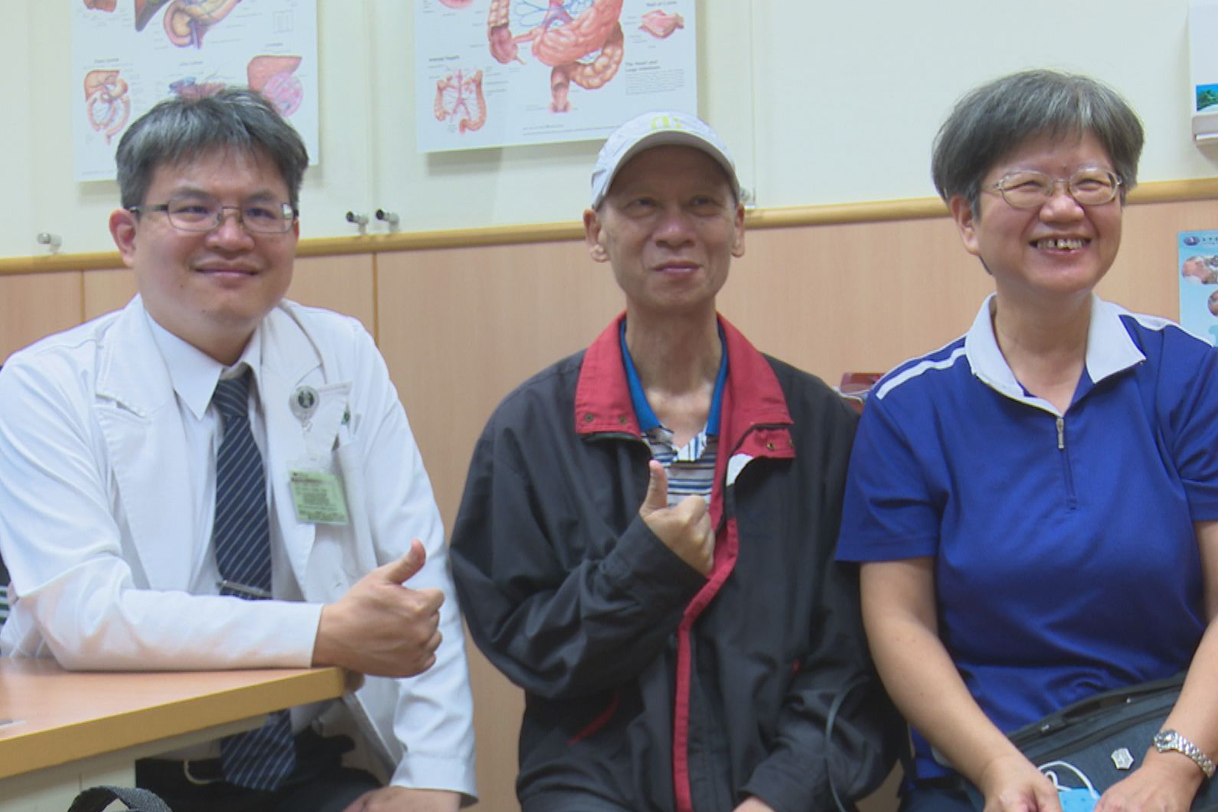 成功逆轉胃癌期別的歐老師，開心和余政展副院長合影。
