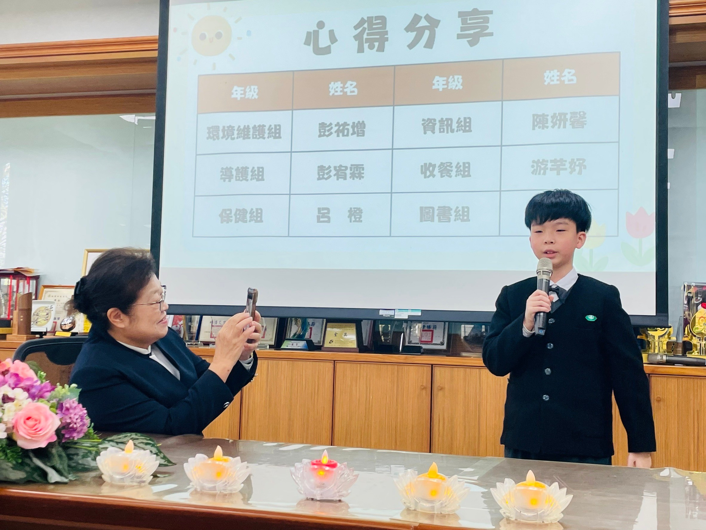 六年一班彭宥霖分享擔任小志工讓得到滿滿的成就感，也體會到幫助別人的快樂。