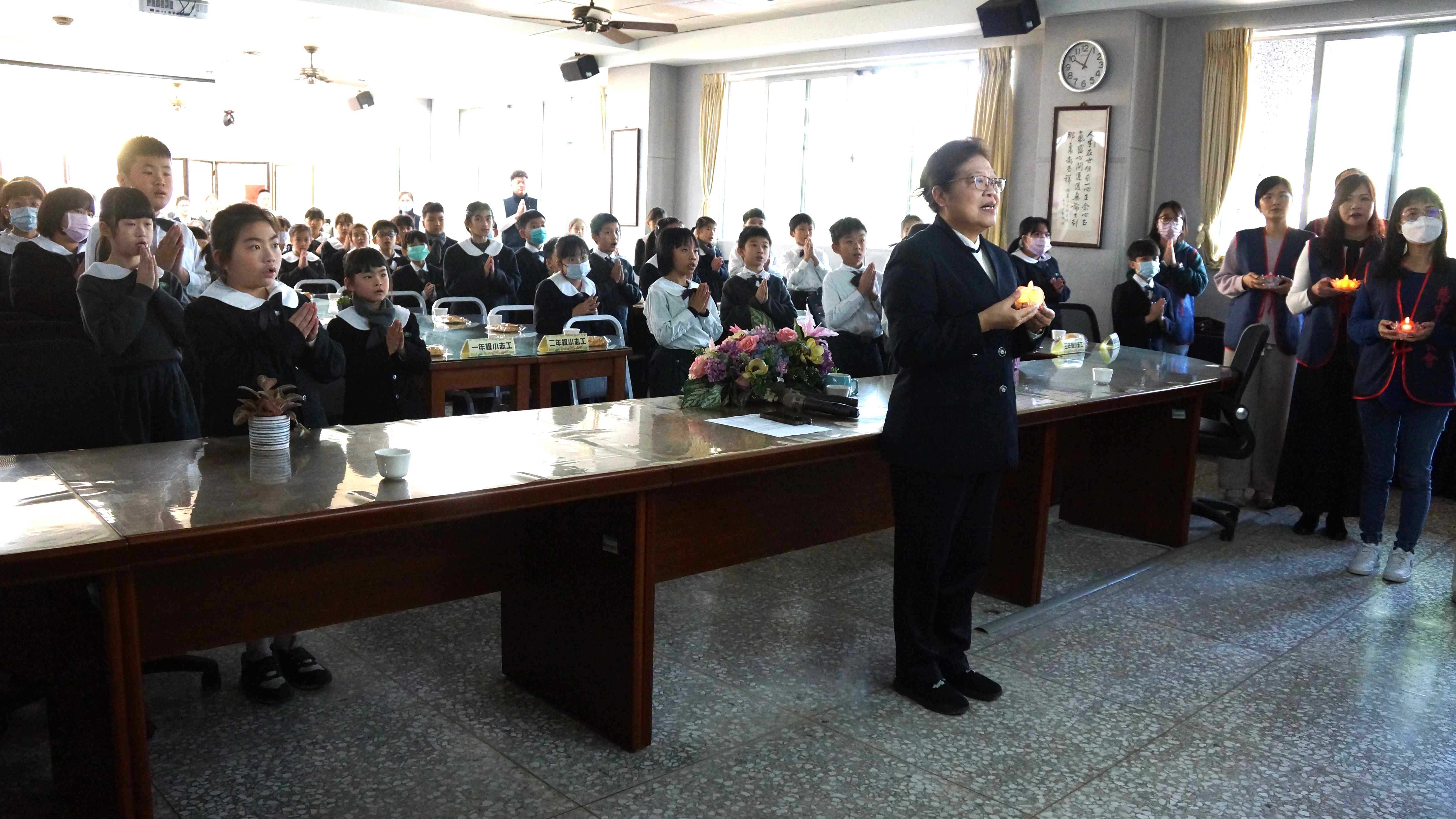活動結束前，大家虔誠祈禱，祈願天下無災、加州大火及西藏地震受災居民早日重建家園