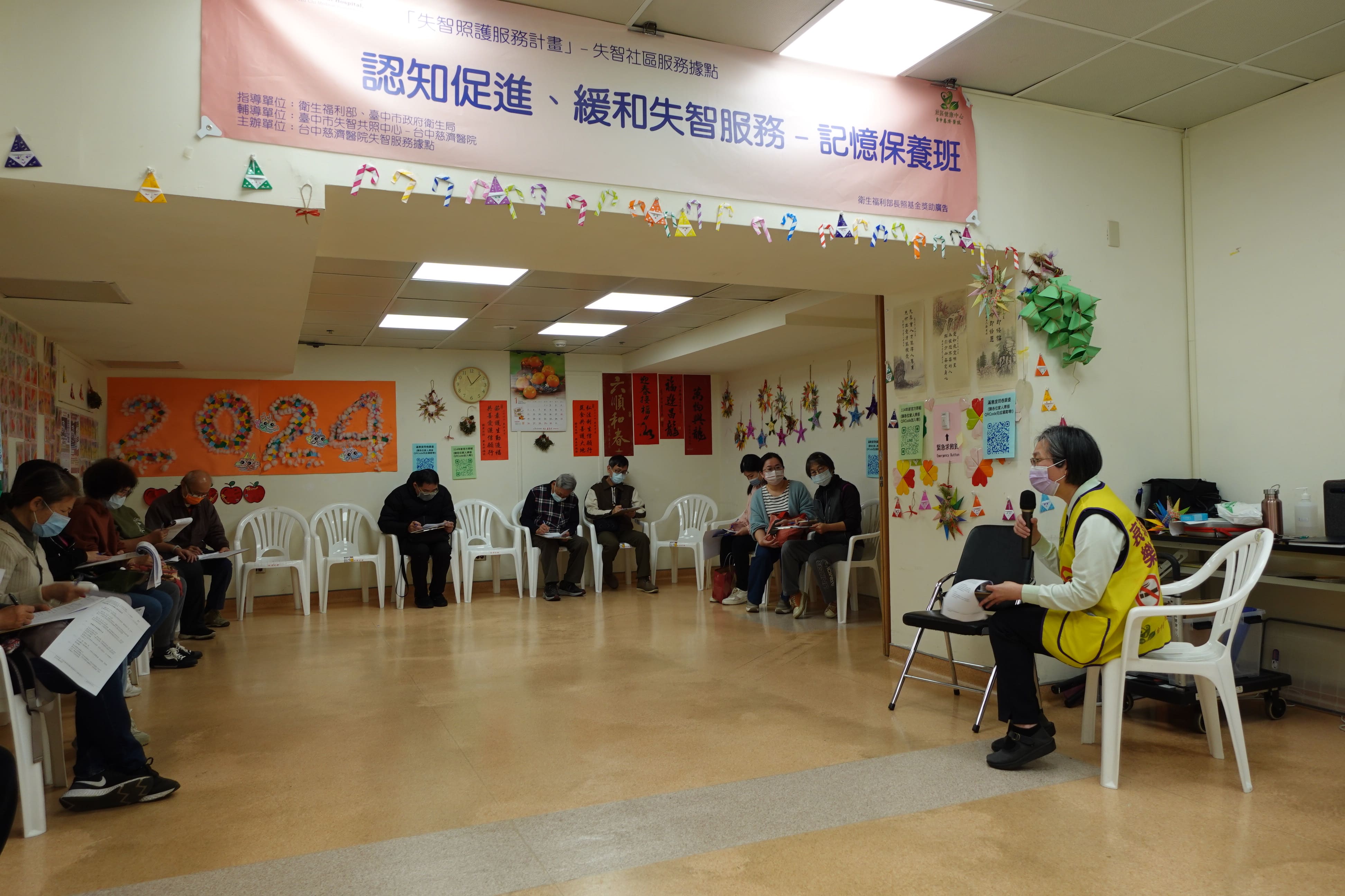 賴怡伶主任（右一）提醒，維持失智長輩的生活規律，以同理心陪伴，共創溫馨平和的春節氛圍。