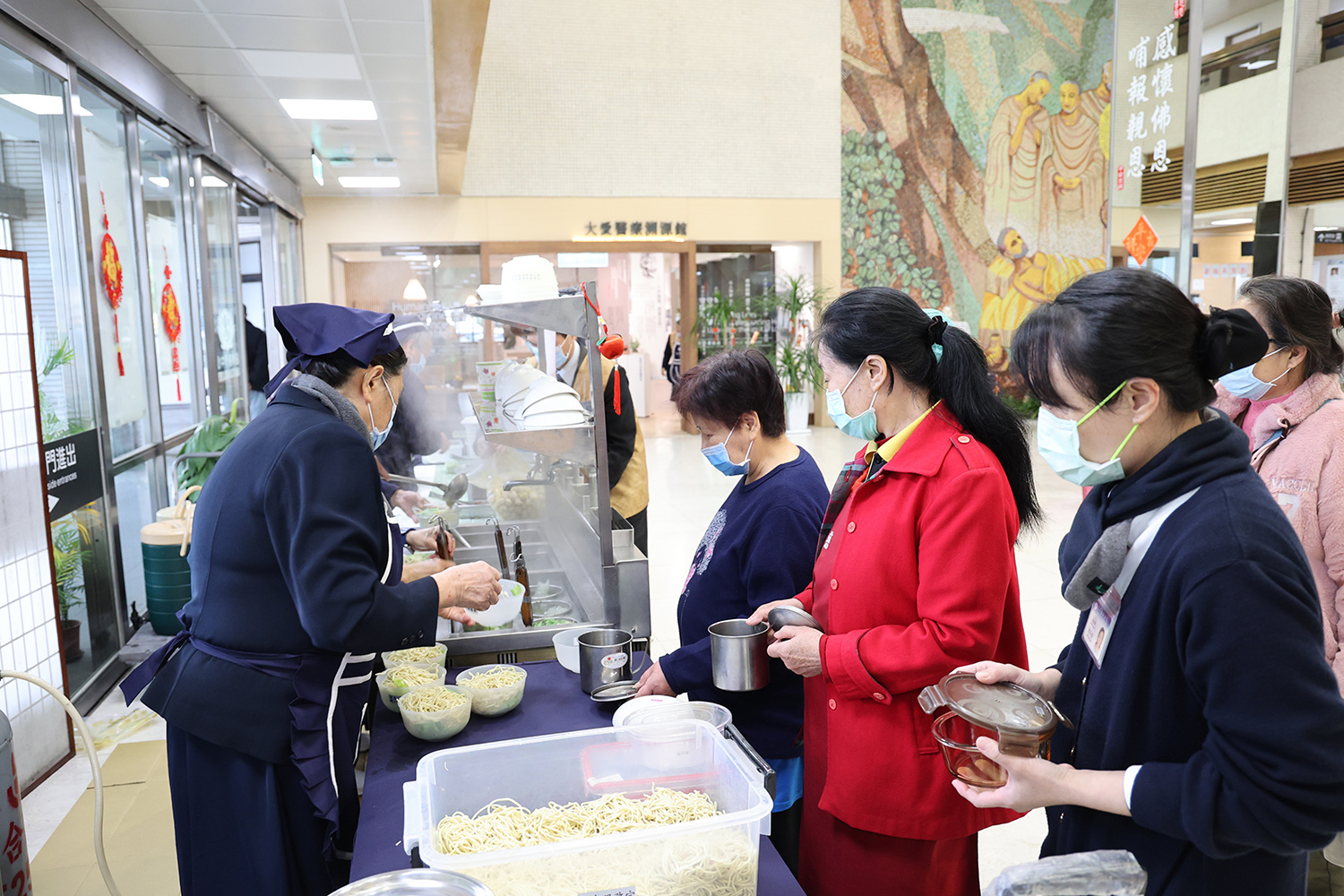 熱騰騰的平安擔仔麵也很受病人家屬喜愛。