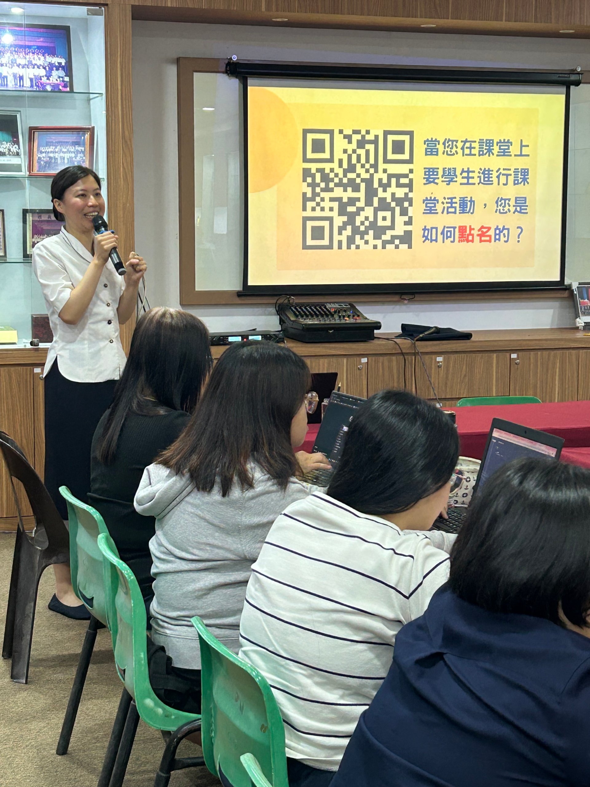 葉宜宣老師向參與教師介紹數位工具