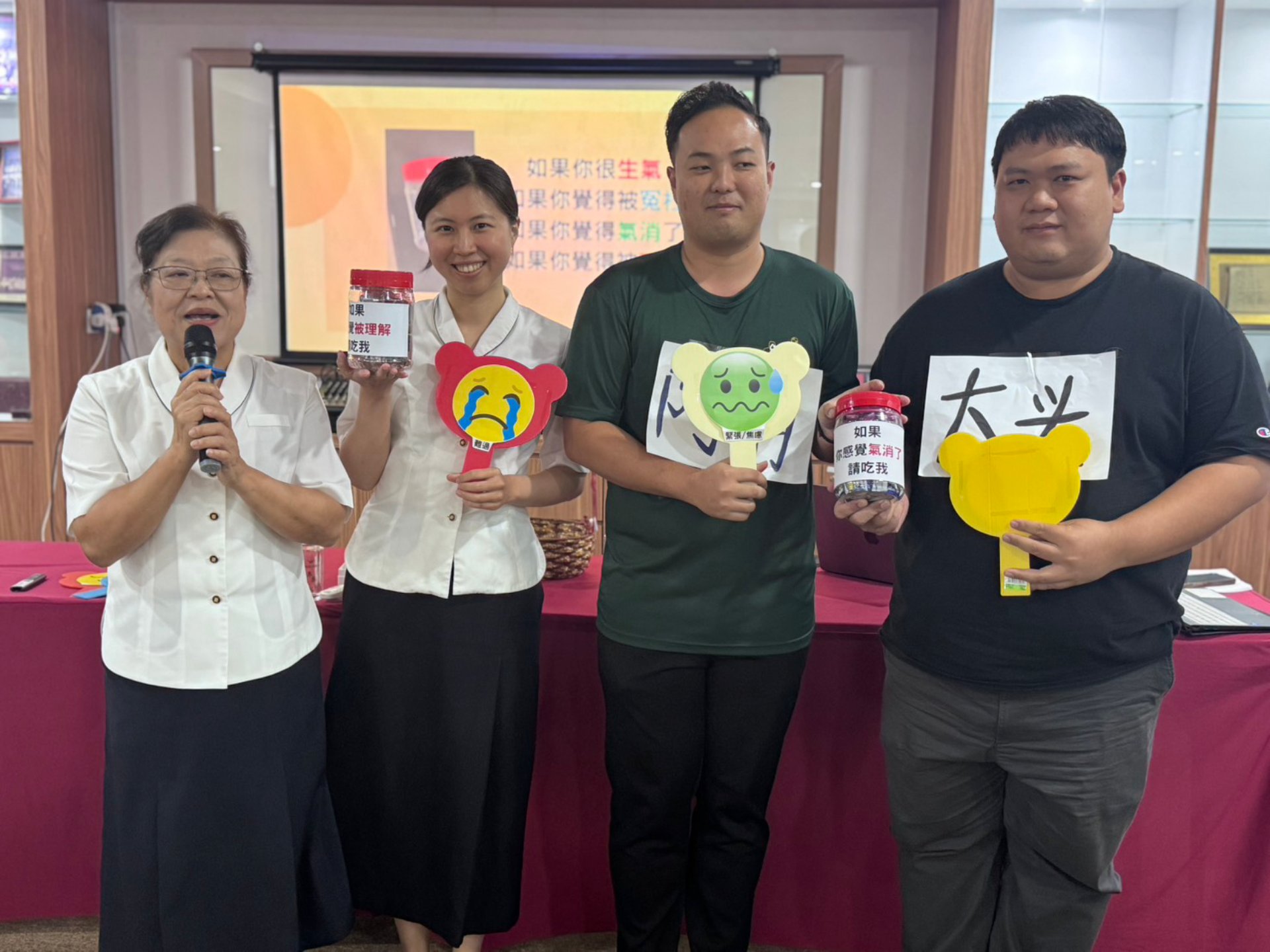 李玲惠校長與葉宜宣老師邀請參與教師進行情境演練