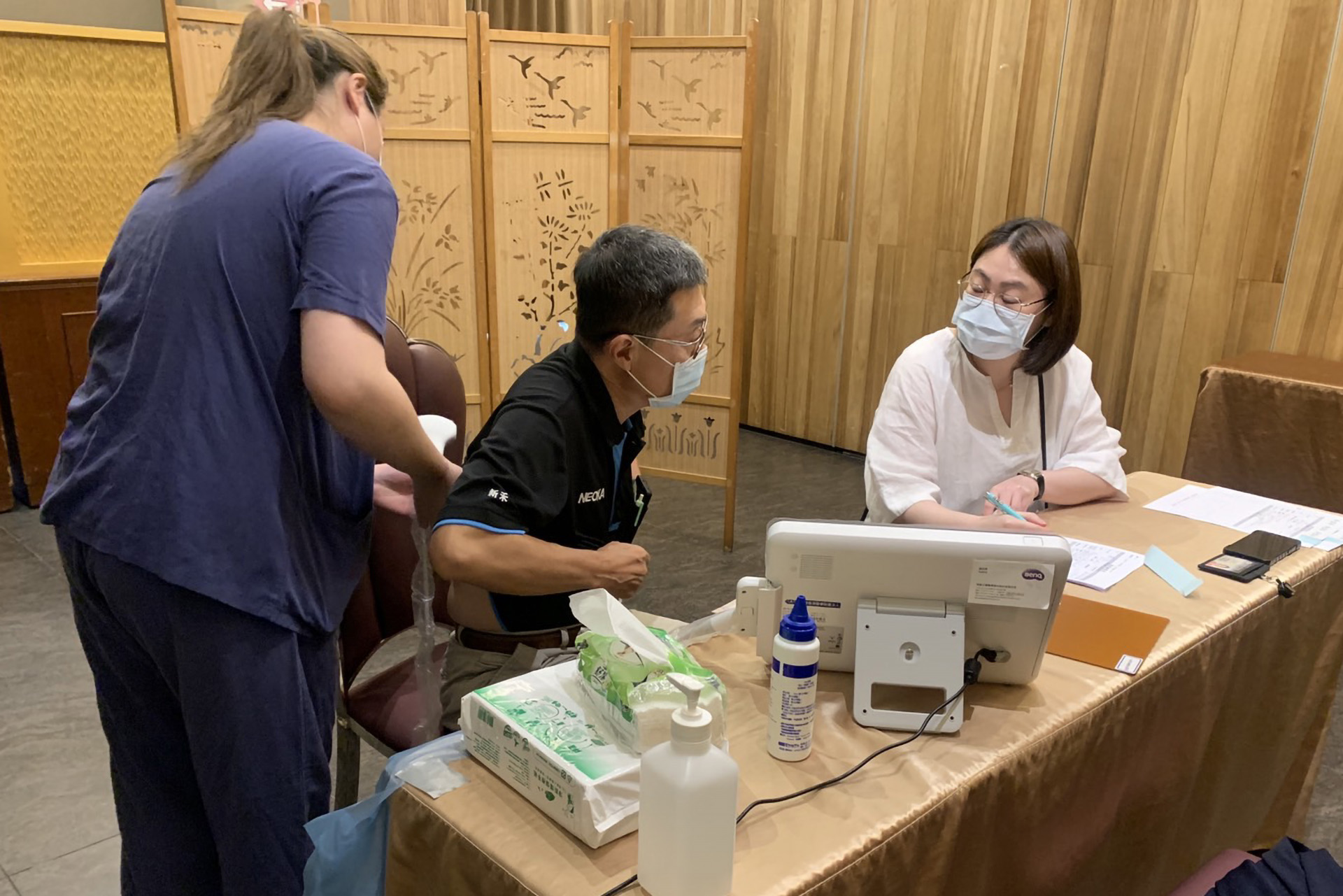泌尿科主任翁慧鈴現場除了腎臟超音波檢查，及尿液分析儀檢查外，更提供諮詢與衛教服務，幫助傷友釐清導尿方式、殘尿控制與尿道感染等常見問題。