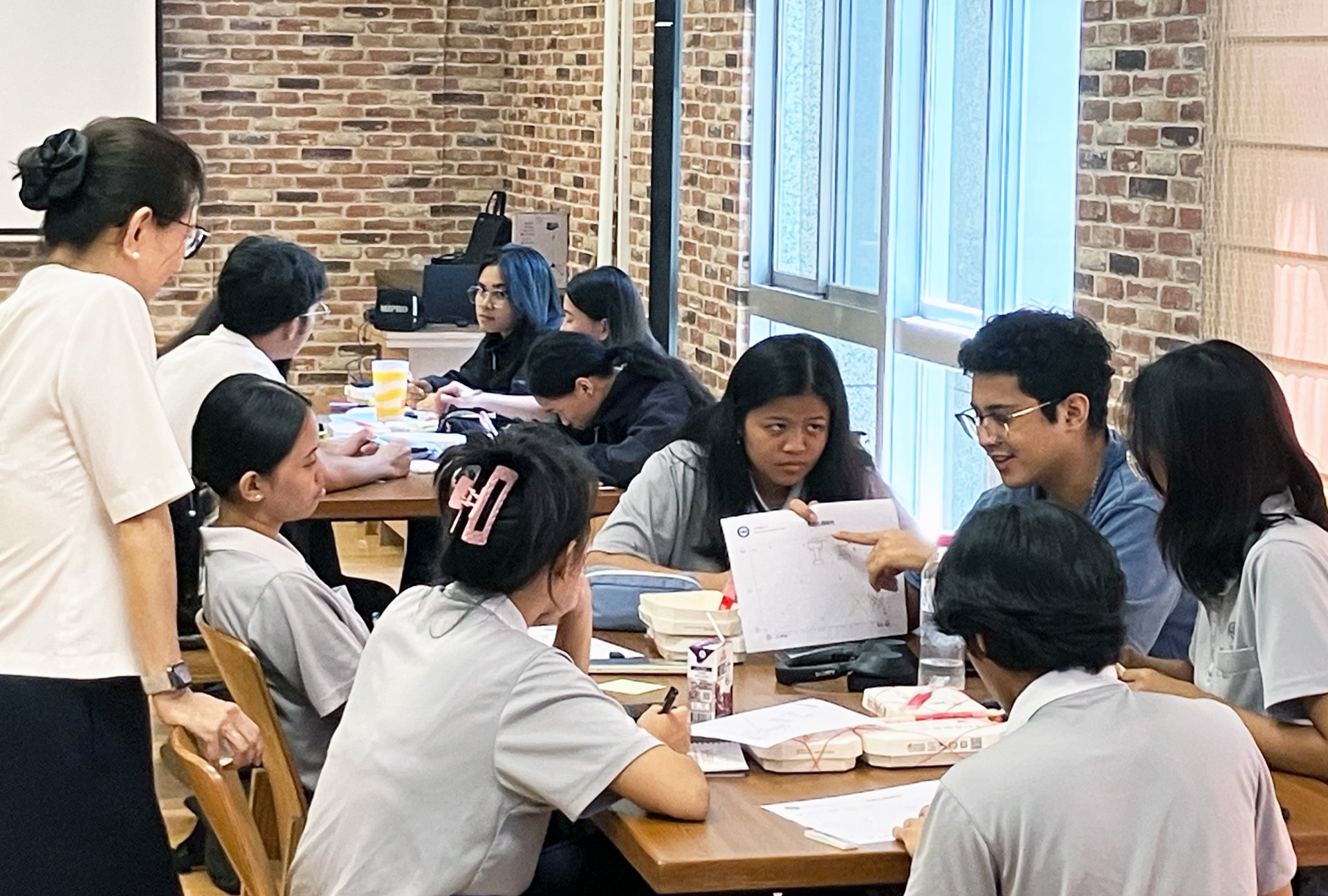 學生與老師進行分享