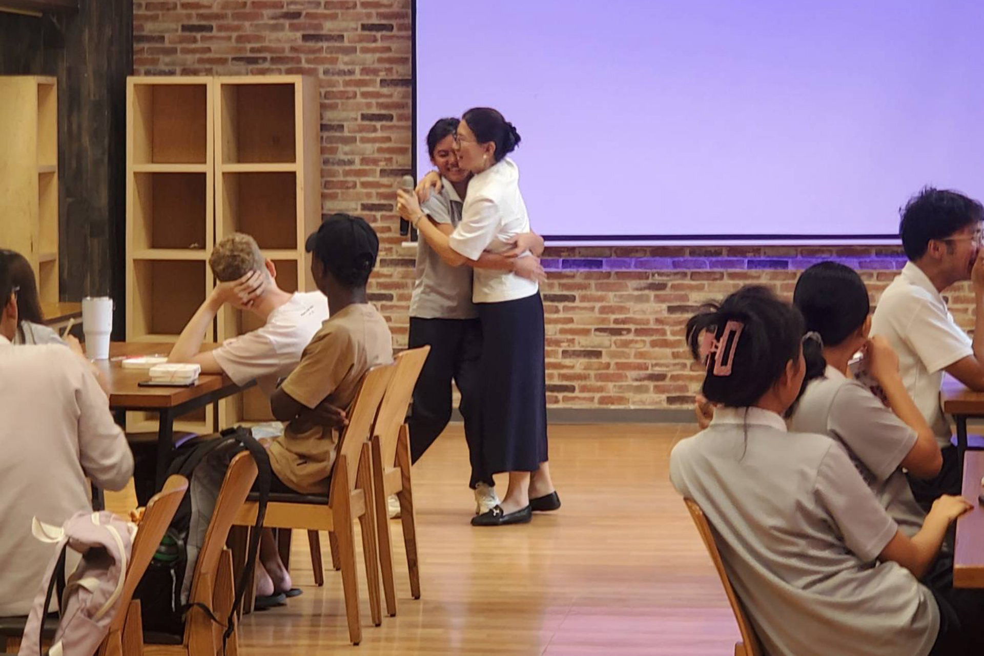 學生與老師相互擁抱