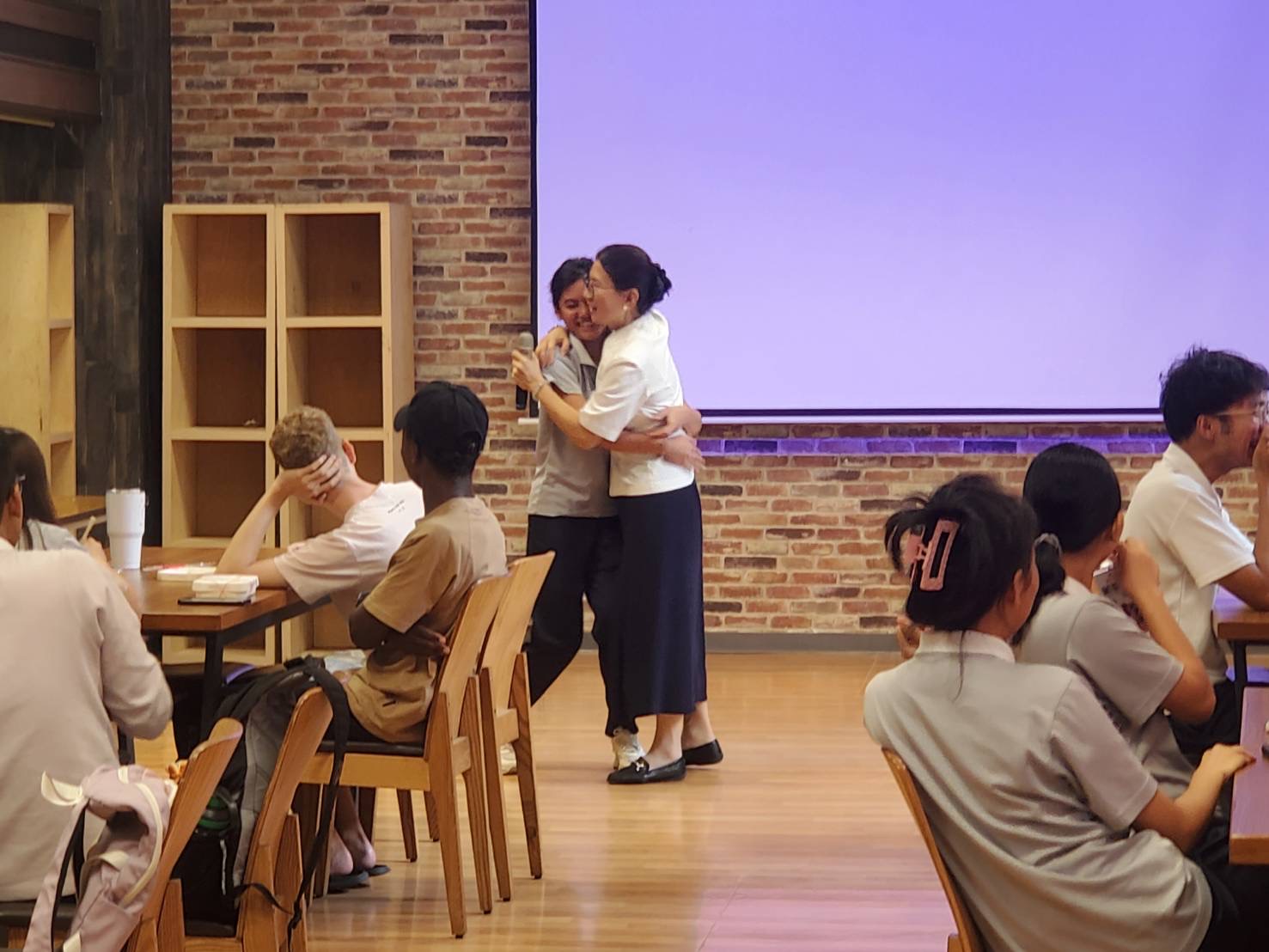 學生與老師相互擁抱。