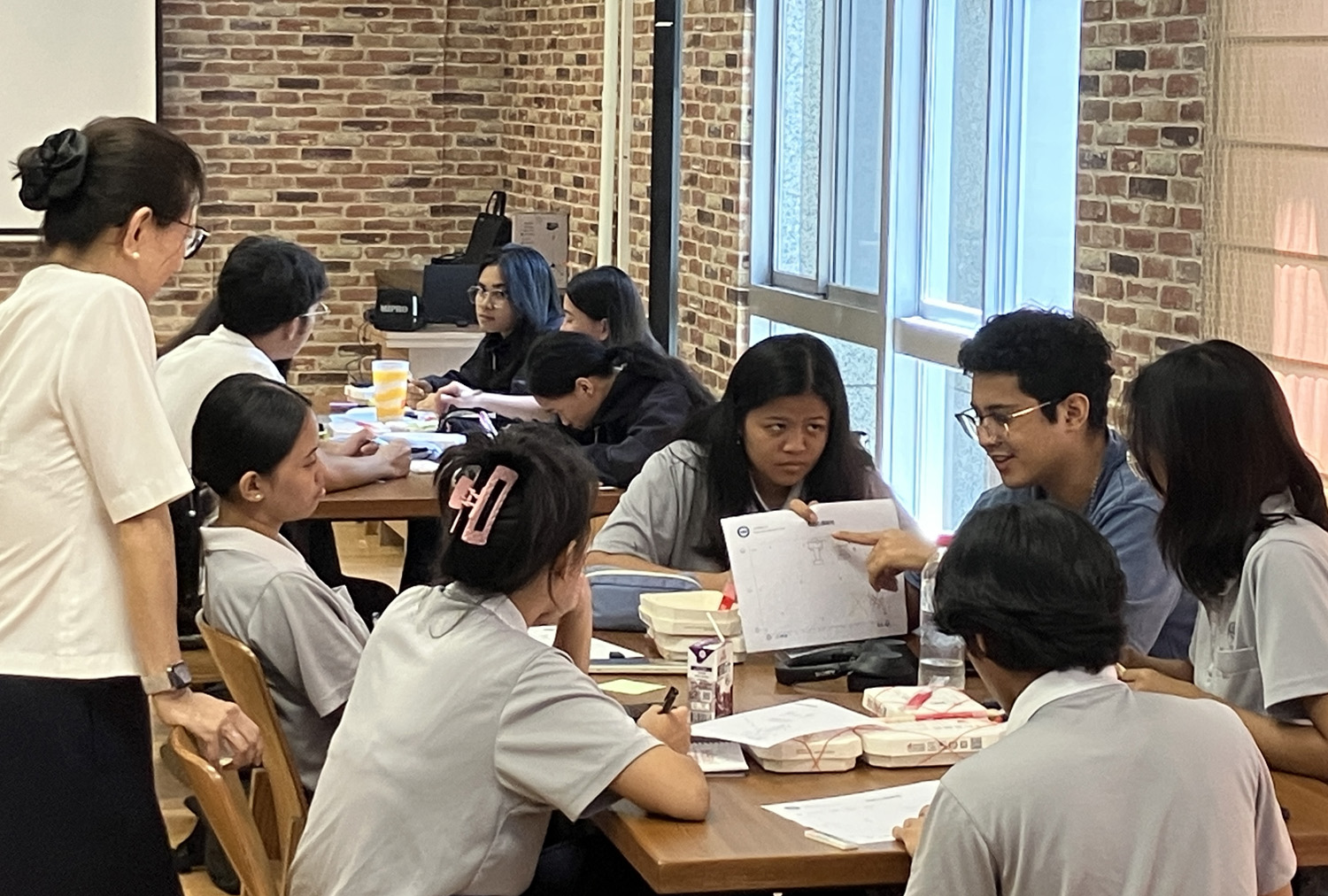 學生與老師進行分享。