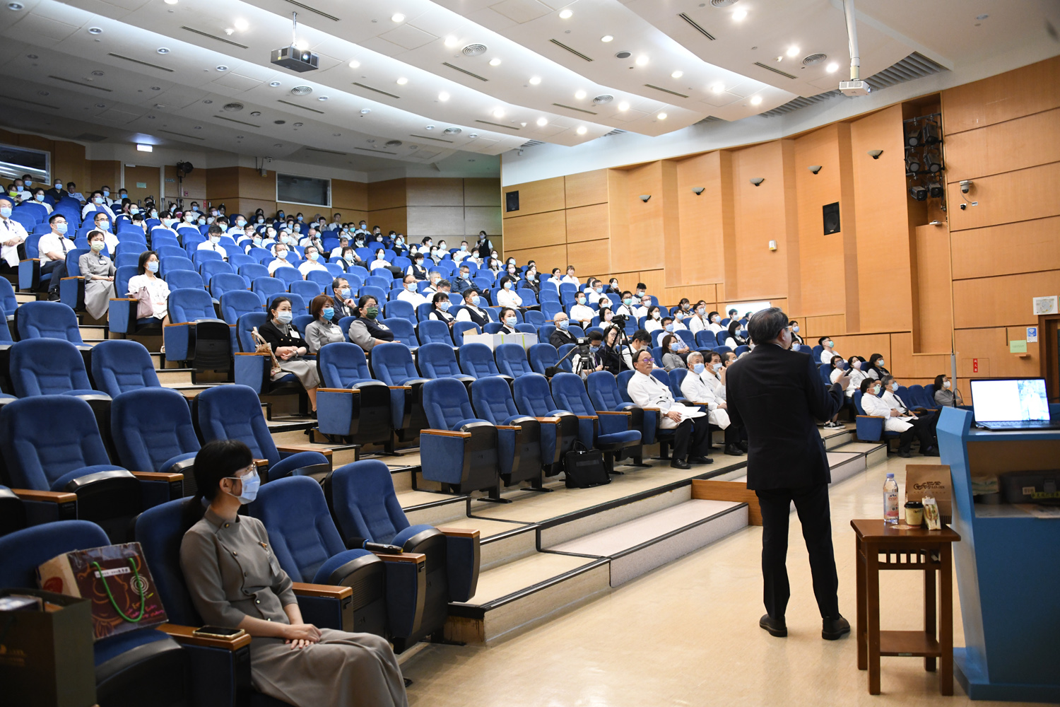 李副院長以臺北榮總在全面推動數位轉型及多項智慧應用豐富經驗為主軸，分享內容精彩豐富，獲得與會同仁熱烈回響。