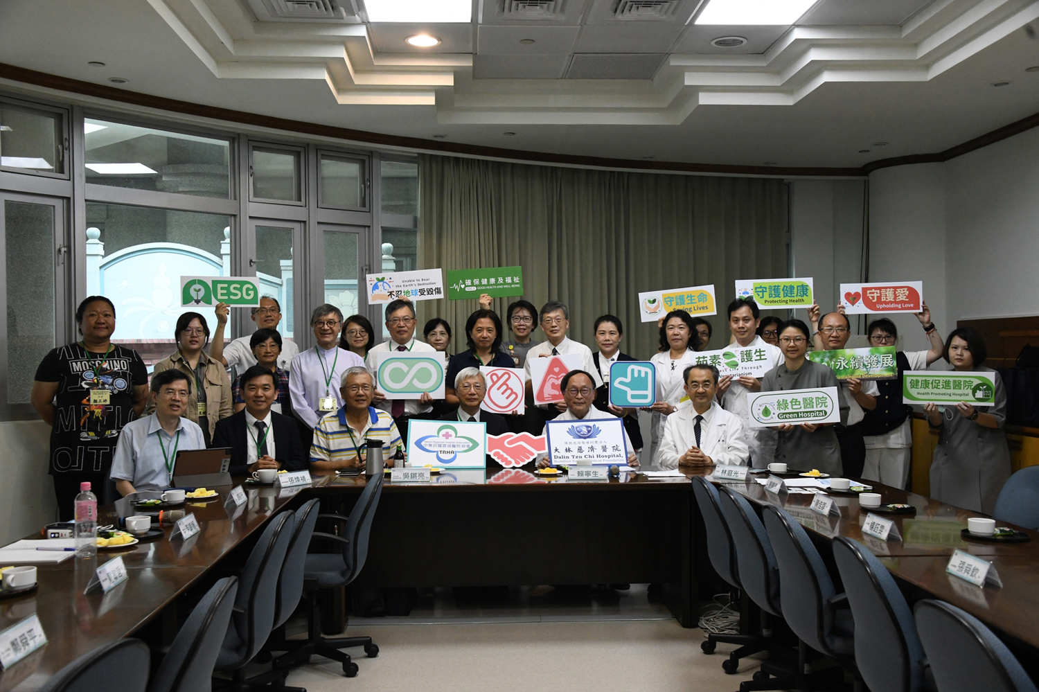 中華民國區域醫院協會理事長吳節能永續專案小組成員至大林慈濟醫院交流。