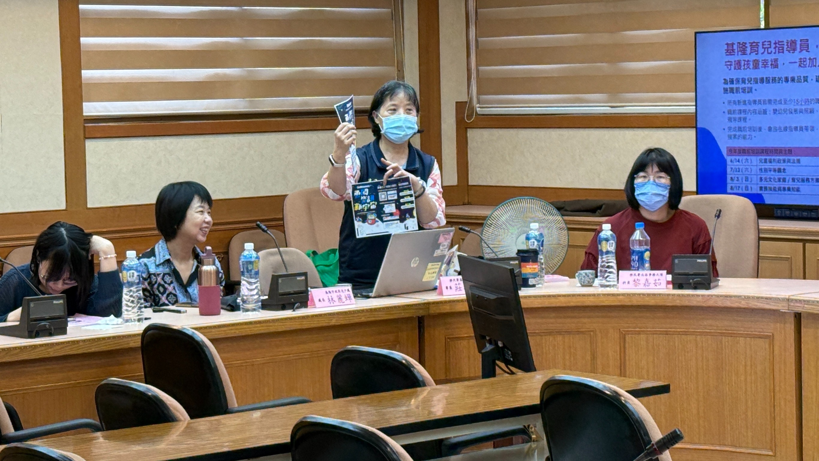 移民署基隆市服務站向與會夥伴宣導「新住民免費租借筆電或平板服務」情形。
