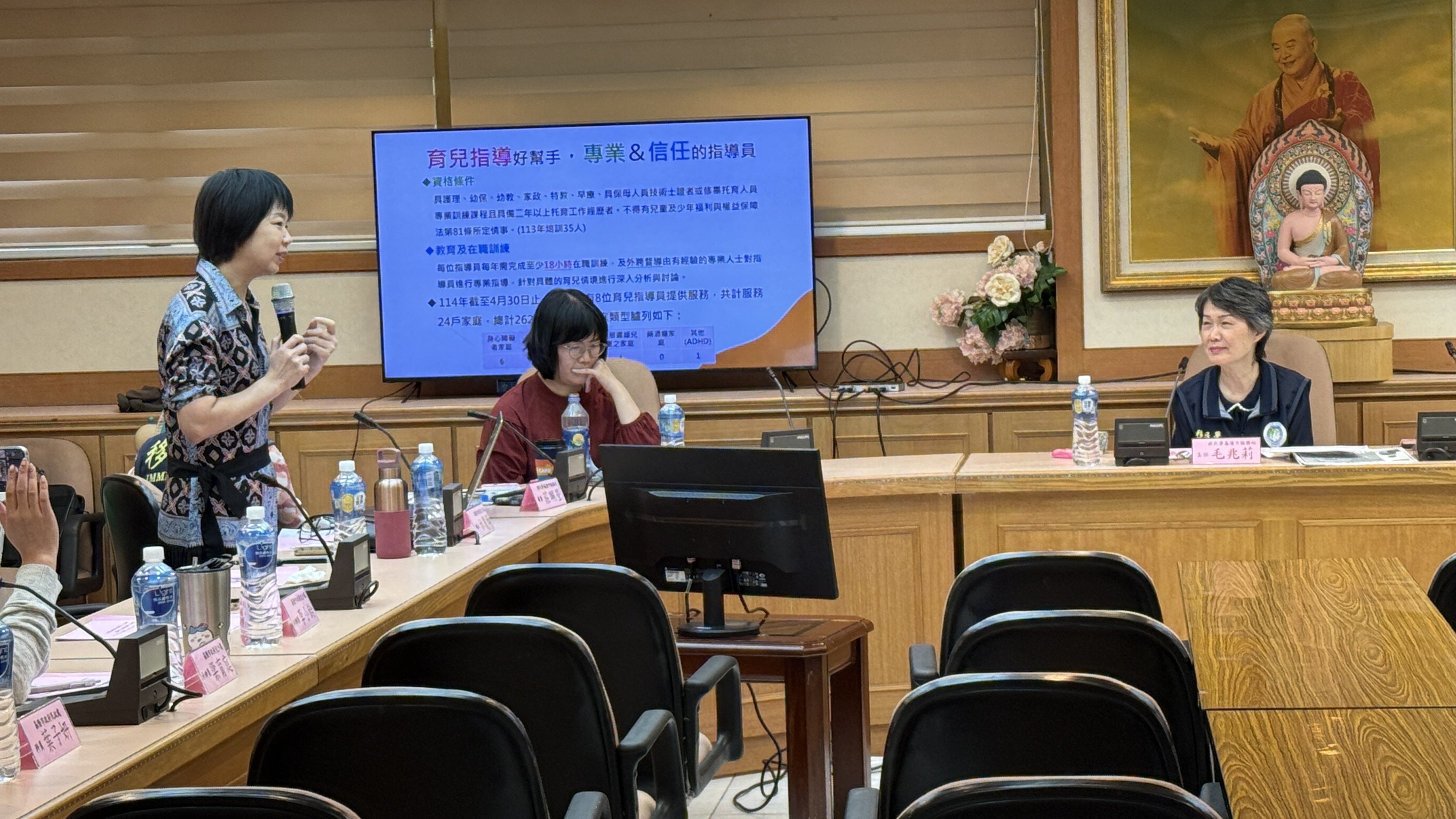 基隆市政府兒童及少年事務處林麗蟬處長說明「新住民育兒指導到你家」方案情形。