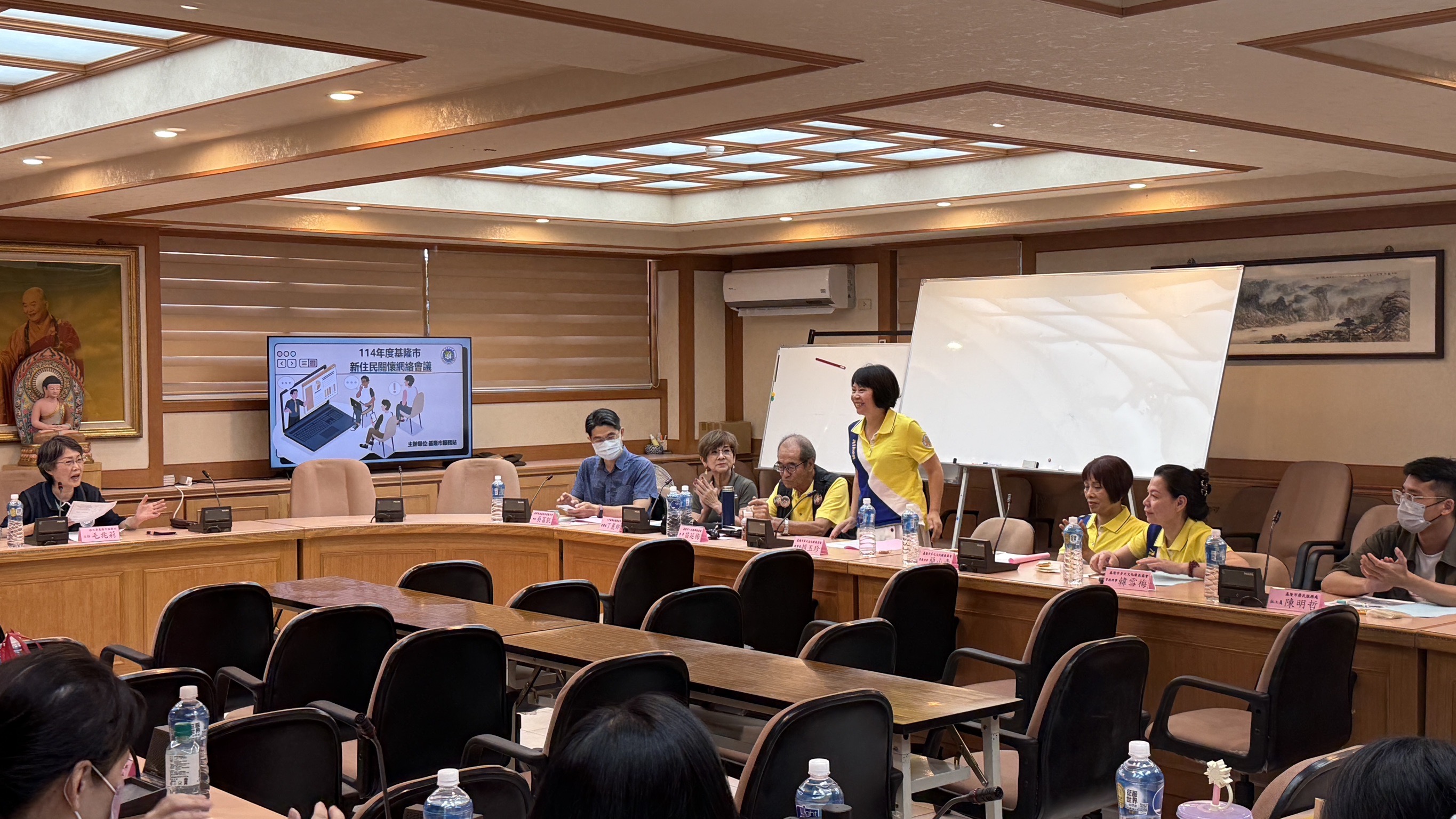 新住民多元文化發展協會趙玉珍理事長向與會夥伴業務交流情形。