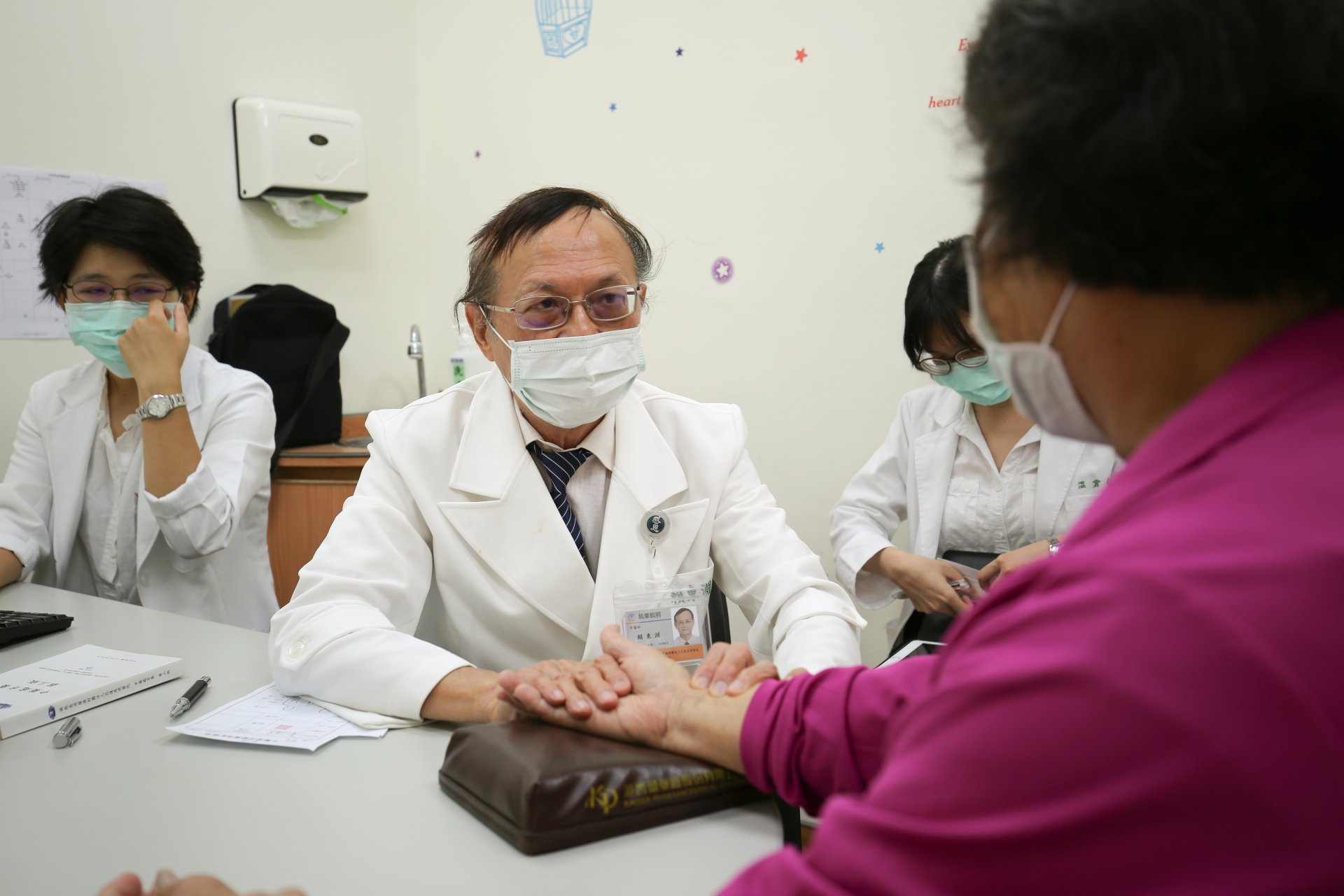 花蓮慈濟醫院中醫腫瘤中心主任賴東淵表示，中醫將根據個人體質，對症調理，改善身體內的環境，也可搭配穴位按摩，如土水穴、花骨四穴，可控制食慾、改善體態，