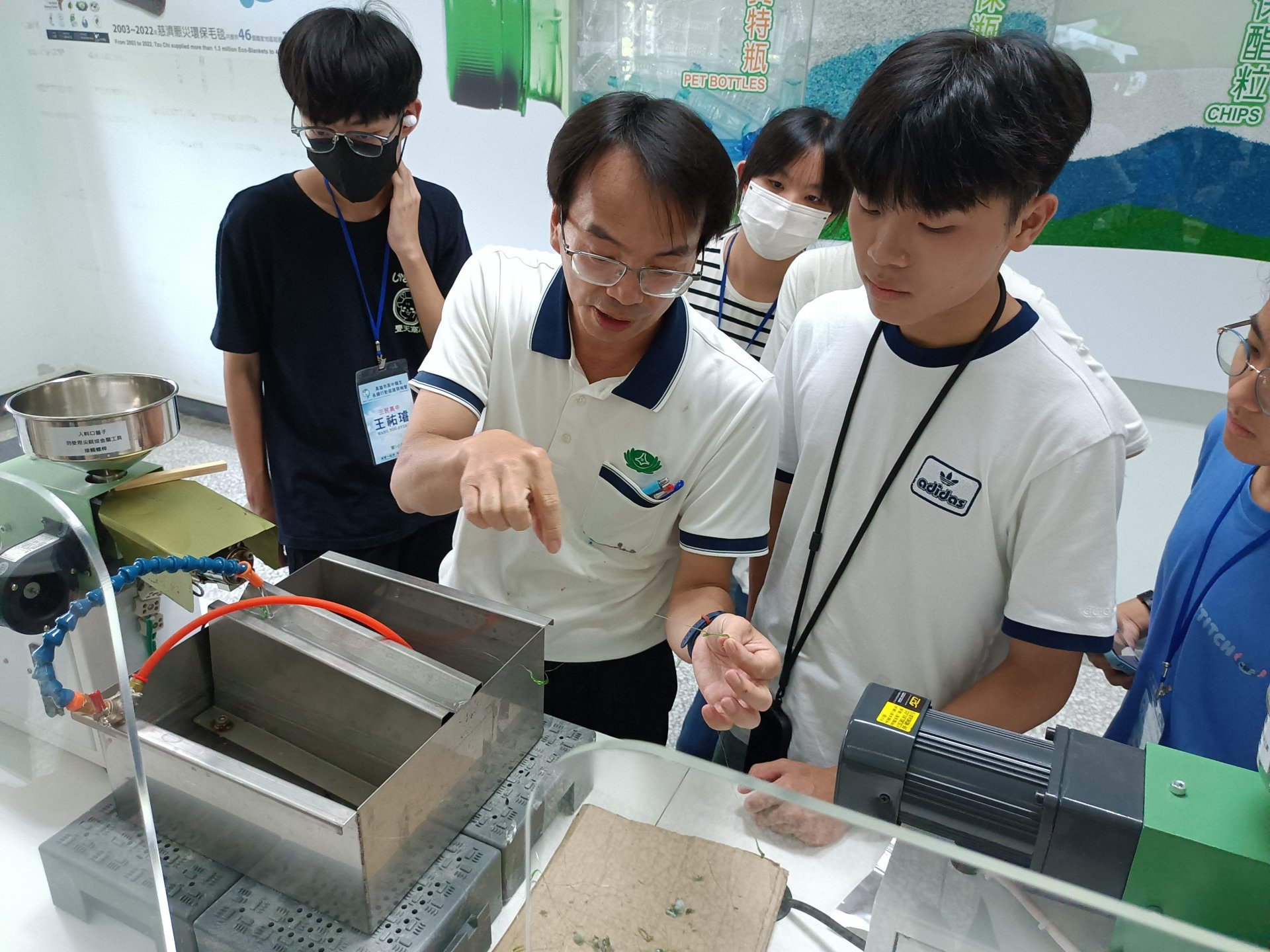 簡志雄老師用心為學生說明解惑。