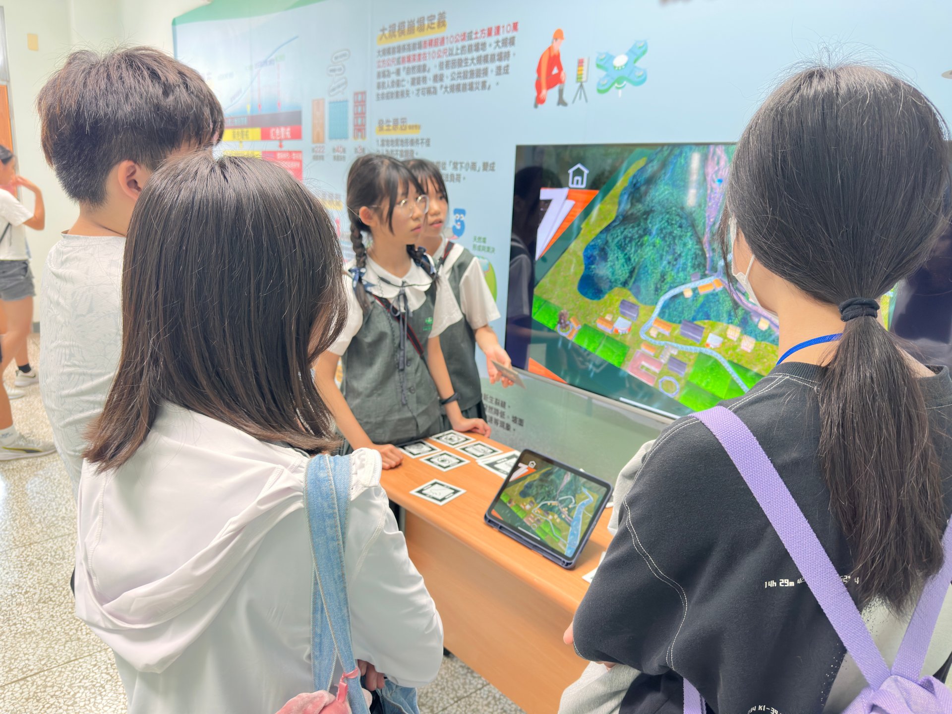 國一學生們透過土石流AR遊戲分享相關知識。