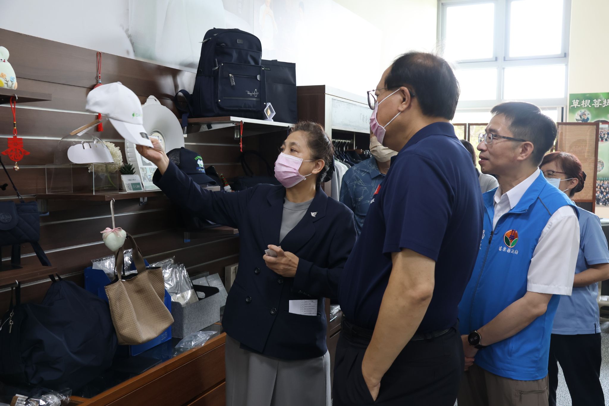 副召集人莊淑婷邀請人事長蘇俊榮參觀大愛感恩科技的環保產品，講解其功用。