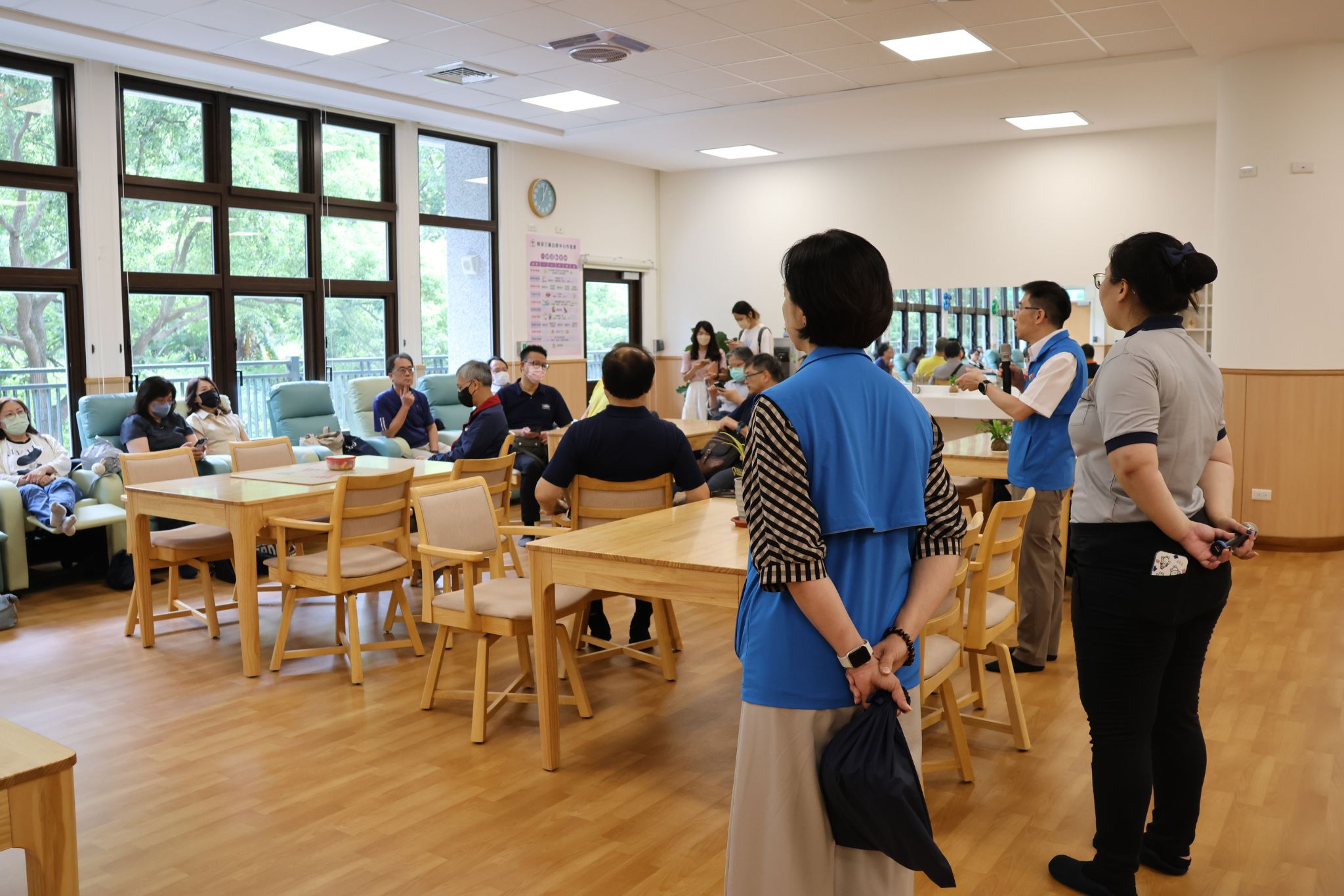 楊文智局長介紹輕安三義貼心設施設備，以及觀賞窗外綠意盎然景色。