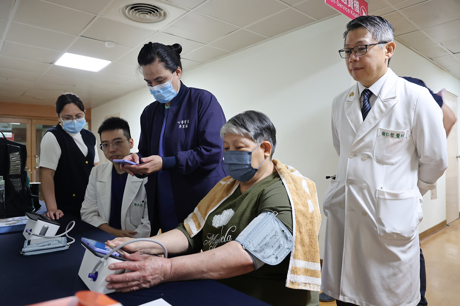 現場除了有專業醫師分享心房顫動的預防與治療，也提供心律不整篩檢與諮詢，幫助民眾了解自身心臟健康狀況。