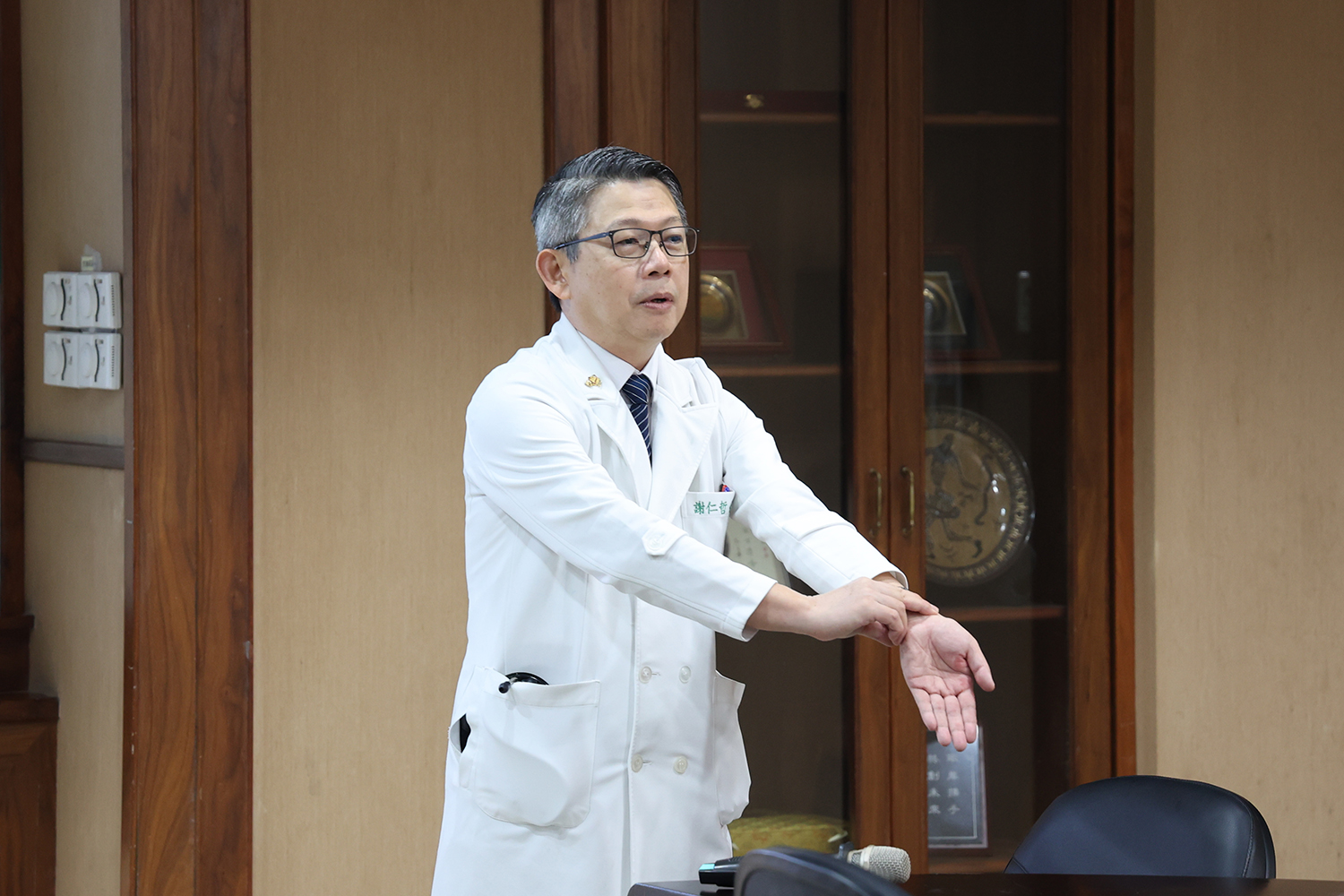 心臟內科謝仁哲主任提醒，若是感到心跳忽快忽慢、節律不規則時，除了自我測量心跳脈搏之外，到鄰近的診所、醫院「做心電圖」很重要，因為心電圖能協助醫師做出正確的判讀。