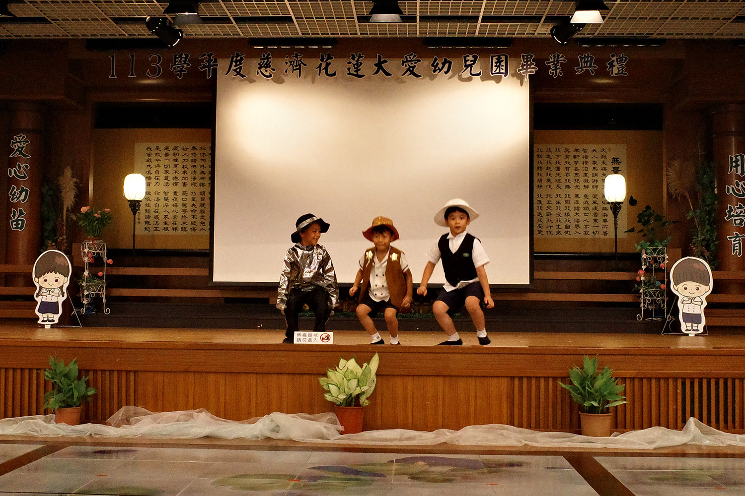 戲劇演出幼兒園點滴，表演《星期五晚上》十六蹲舞蹈。