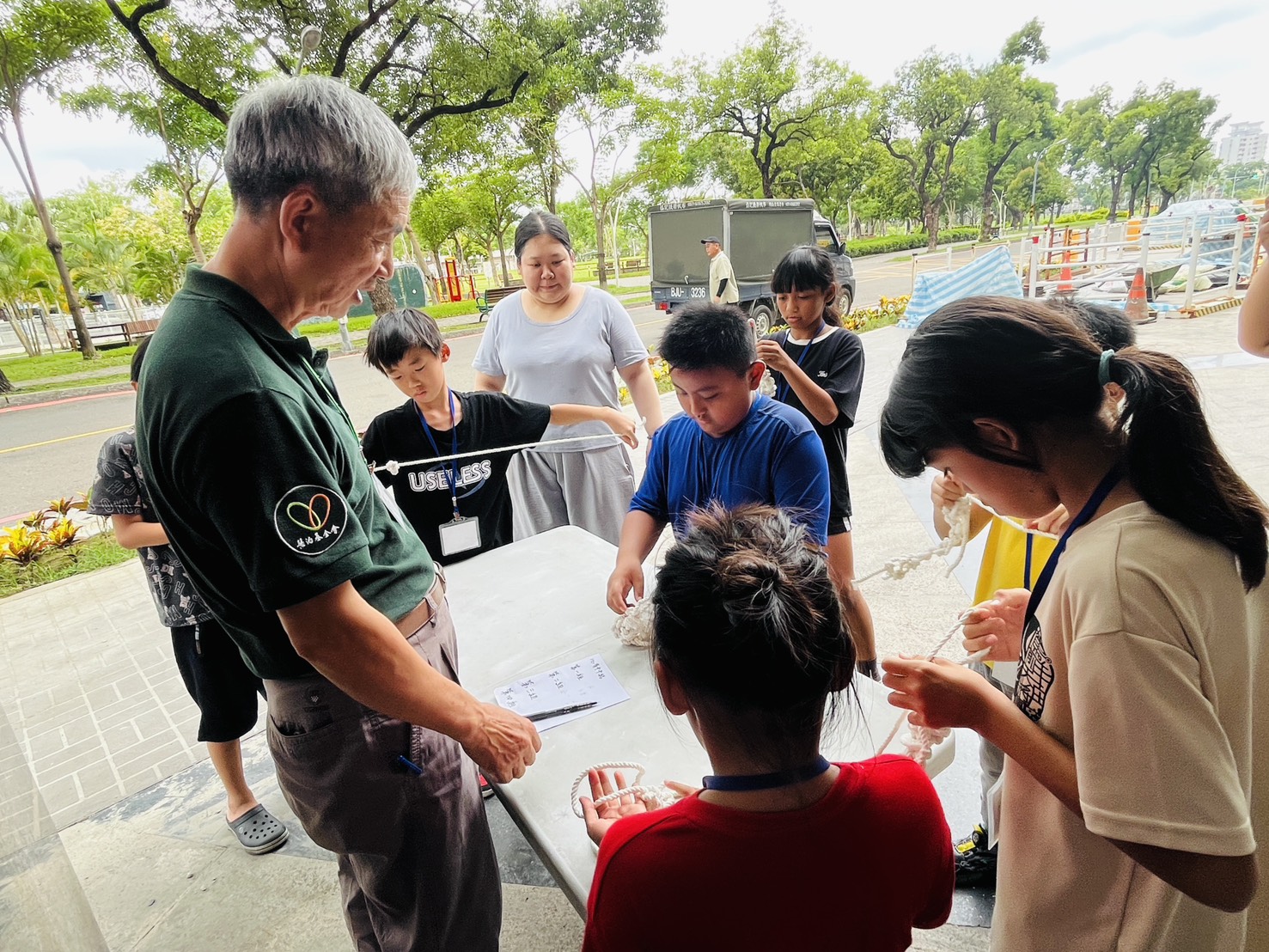 慧治品格教育課程，透過讓孩子打開繩結的遊戲設計，幫助孩子學習如何克服困難，再進一步實踐團結合作的精神。