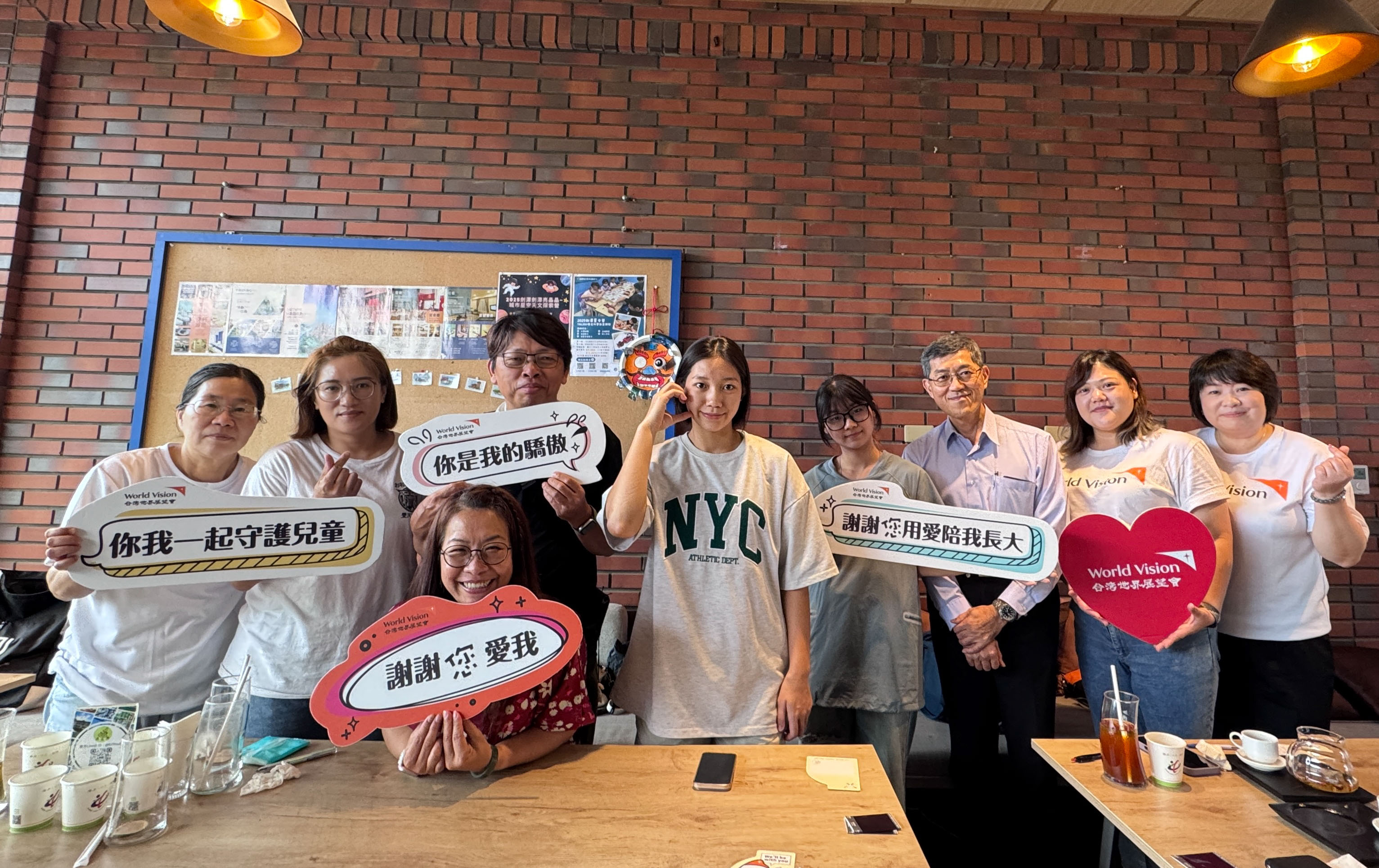 台灣世界展望會邀請資助人與總統教育獎得主相見歡，現場滿溢溫馨問候。