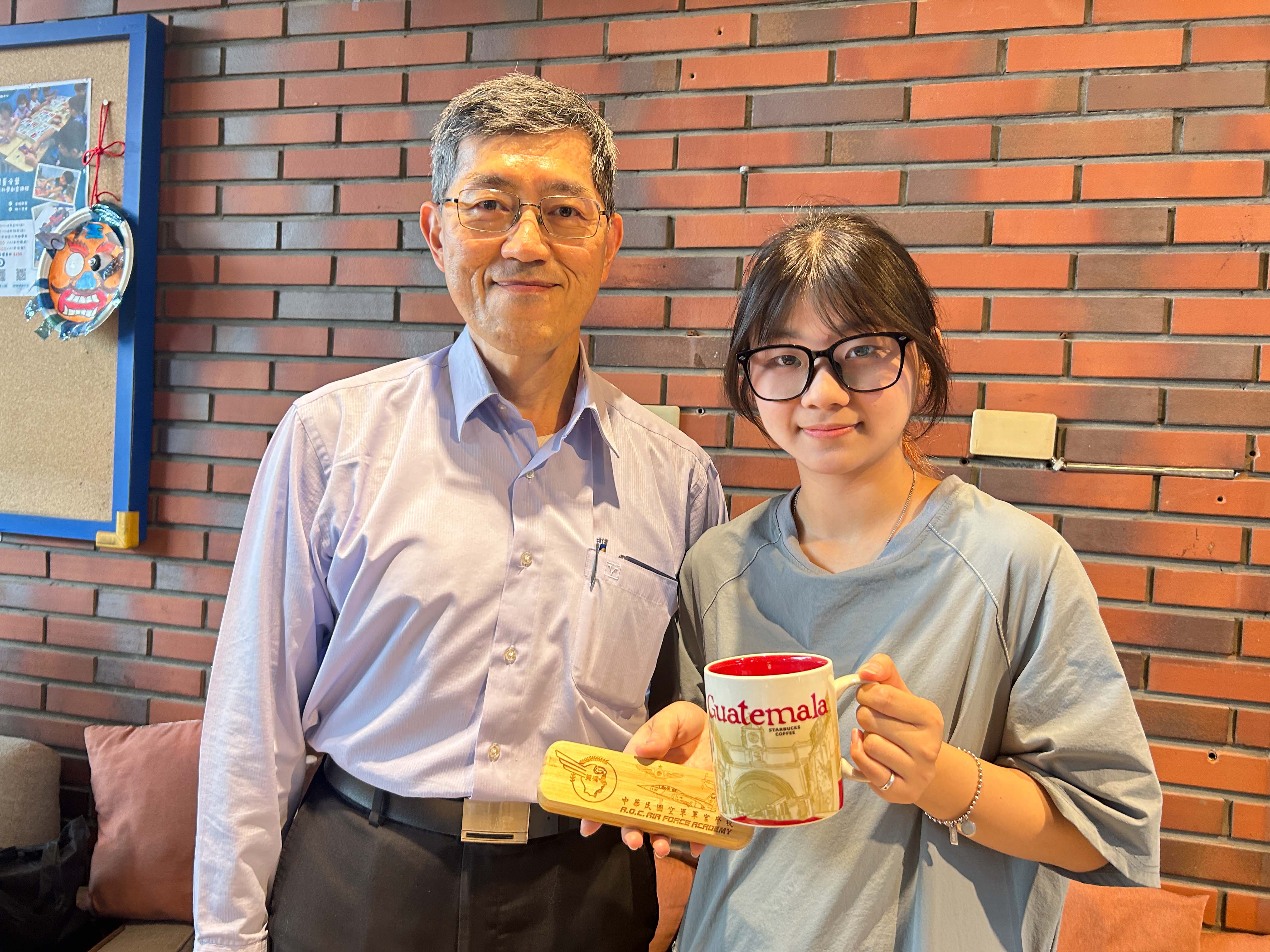 陳先生參與台灣世界展望會資助計畫近30年，把嘉欣當成另一個女兒，勉勵她不論在哪個領域，只要努力就能卓越傑出。