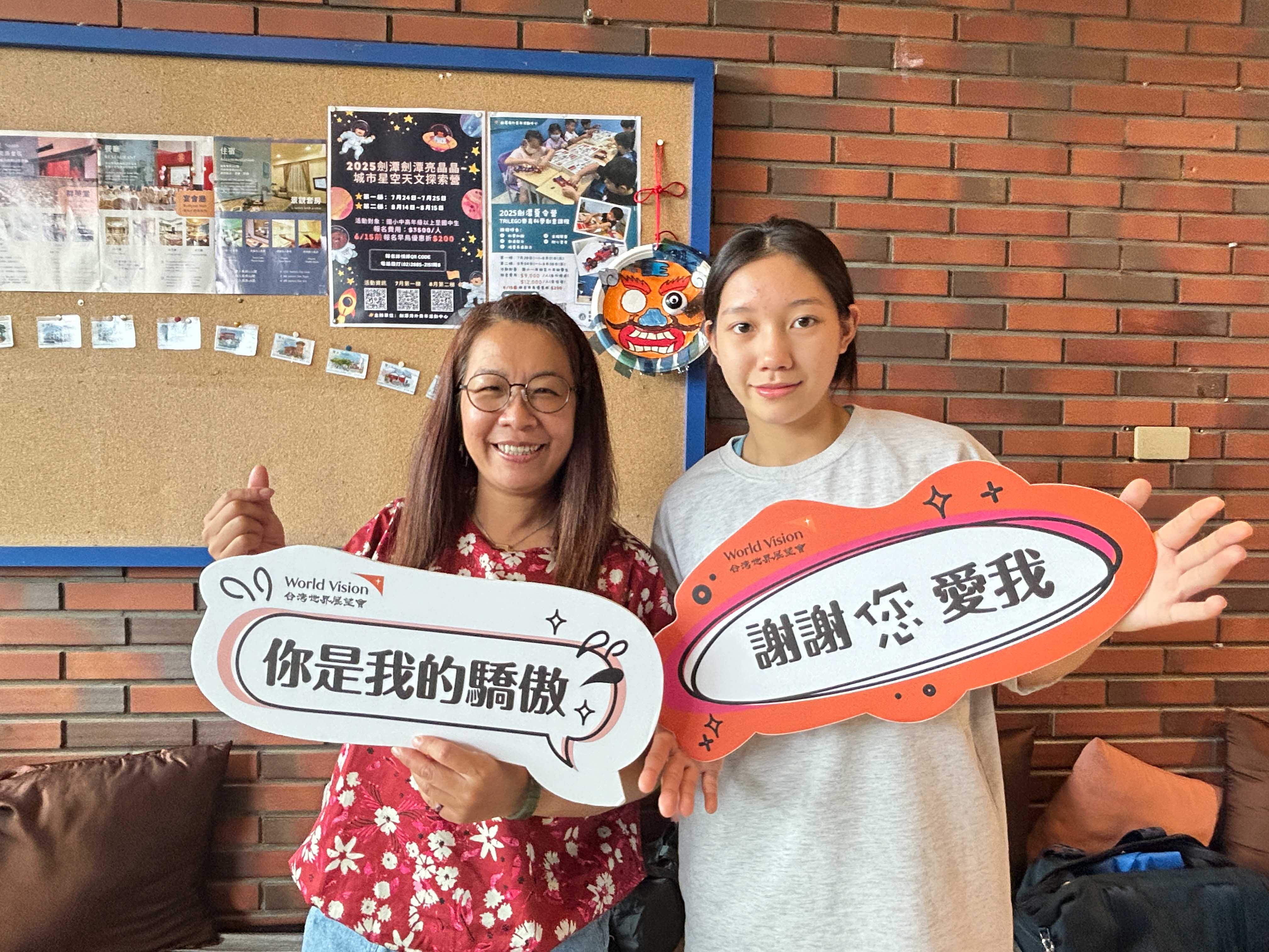 資助人郭小姐稱讚詩涵一定是非常努力，才有這番成績，這都是辛苦的成果，為她感到驕傲。