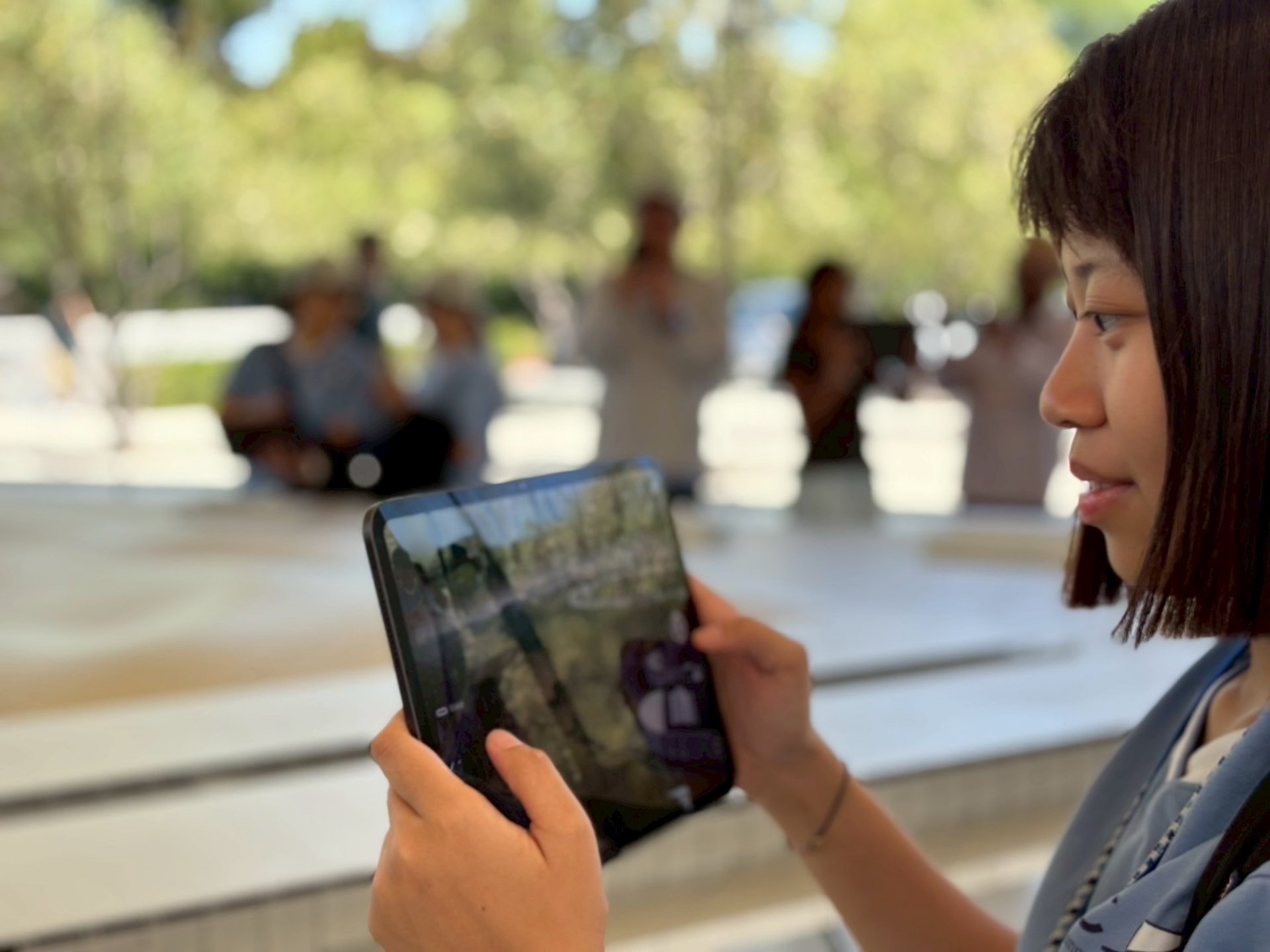 同學們人手一台iPad，在Apple Park場館的建築模型區，透過AR技術深入探索園區的每個角落。