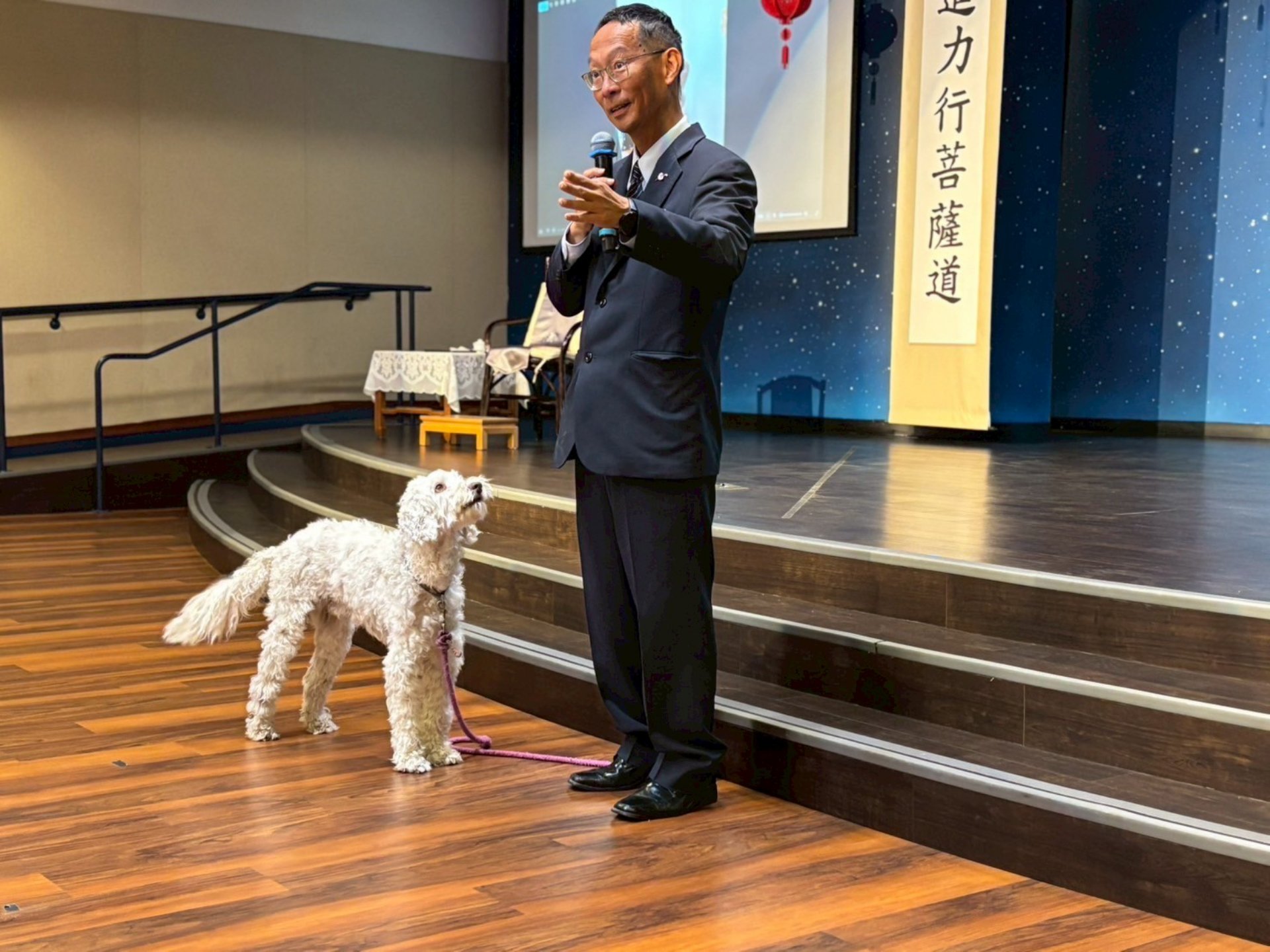 北加州分會副執行長Jason師伯攜帶深受大家喜愛的愛犬波霸，於開營儀式中勉勵同學們盡情享受加州的遊學生活，並溫暖地表示會所就是大家在美國的家。
