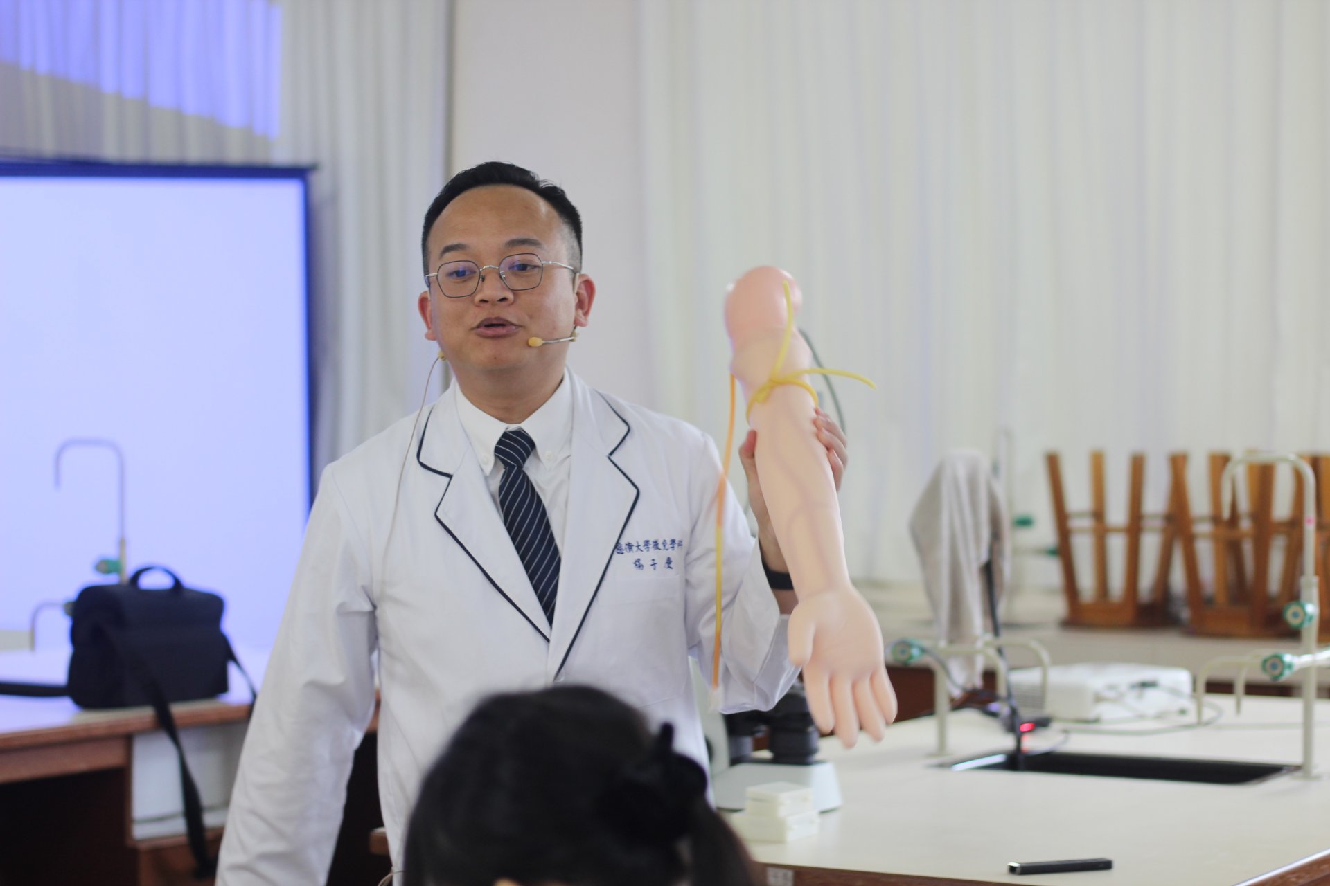 楊子慶老師使用假手臂模擬的方式讓同學嘗試用針收集血液