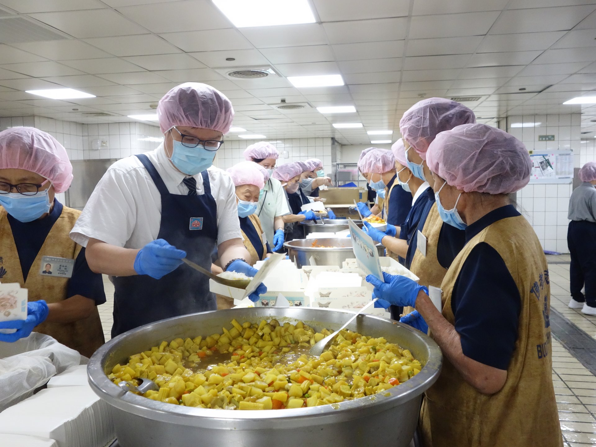 急診部主任李宜恭在也接獲訊息後，第一時間趕赴餐廳現場幫忙打包便當