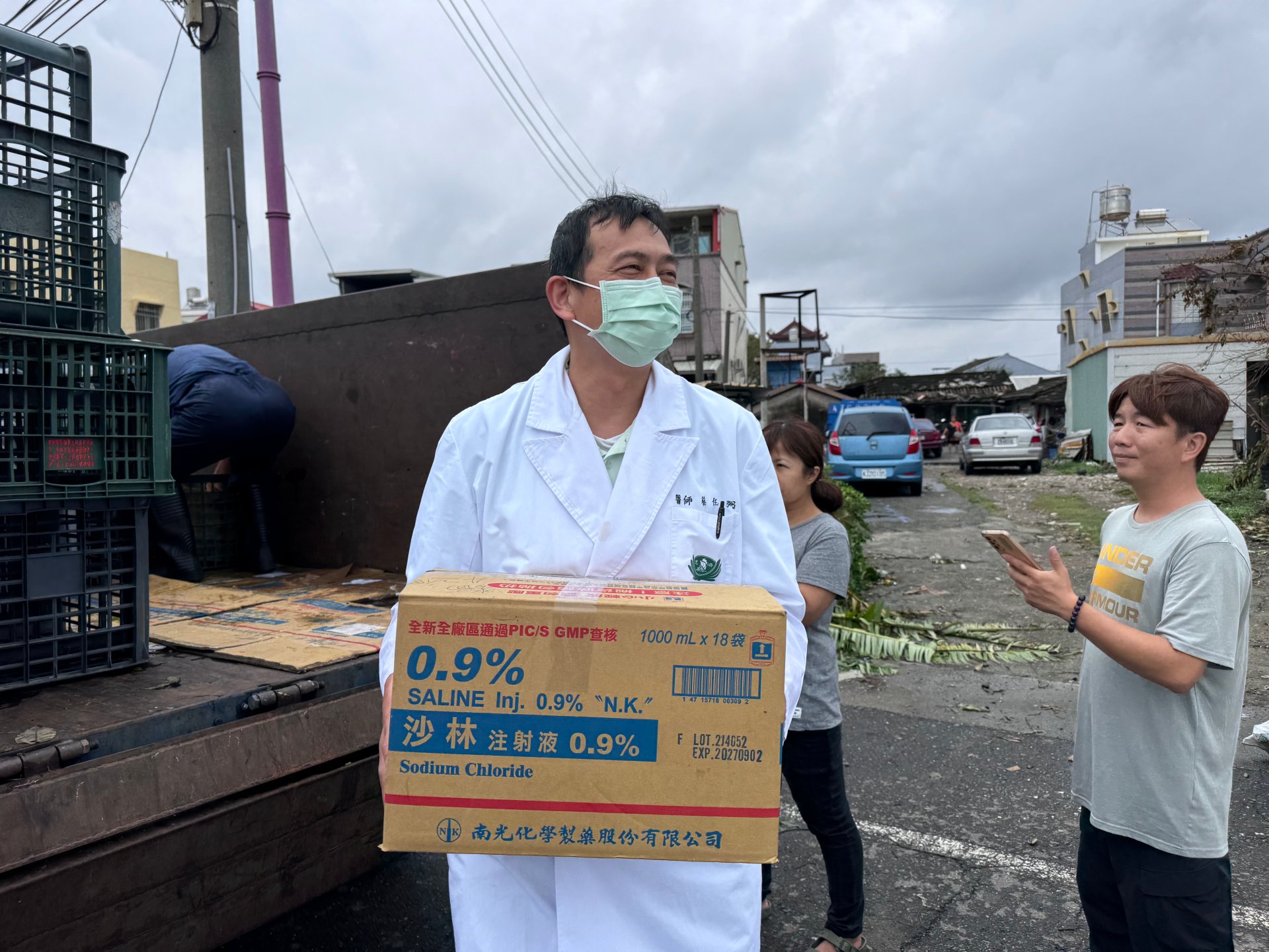 蔡任弼醫師隨同志工深入災區，親自參與熱食發放。他說，許多災民已連續多日依靠乾糧果腹，當他們接過熱騰騰便當時，紛紛流露出感動神情