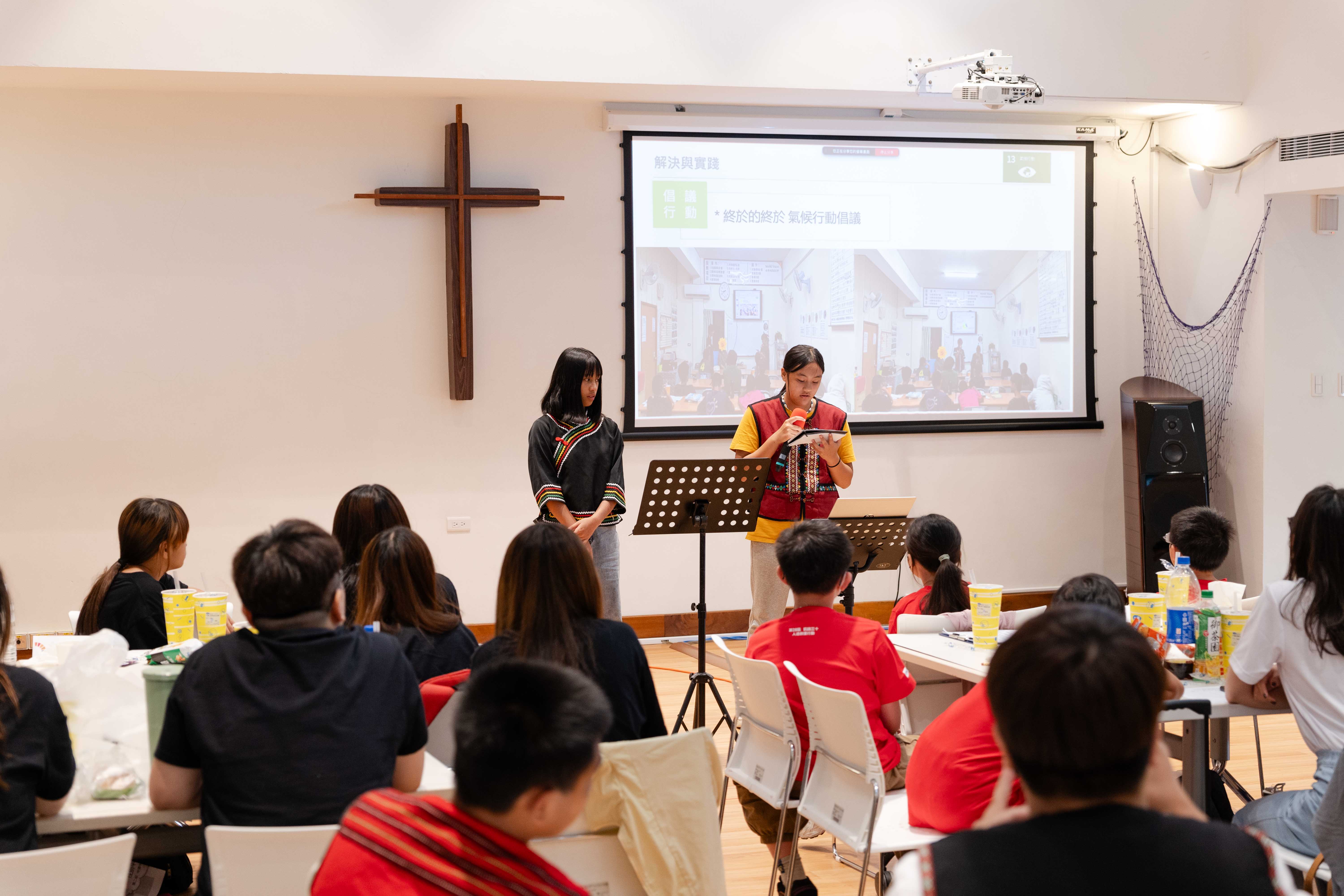孩子學習向大眾解說如何發現問題，並提出解決方案，訓練思考力、溝通力與表達力。