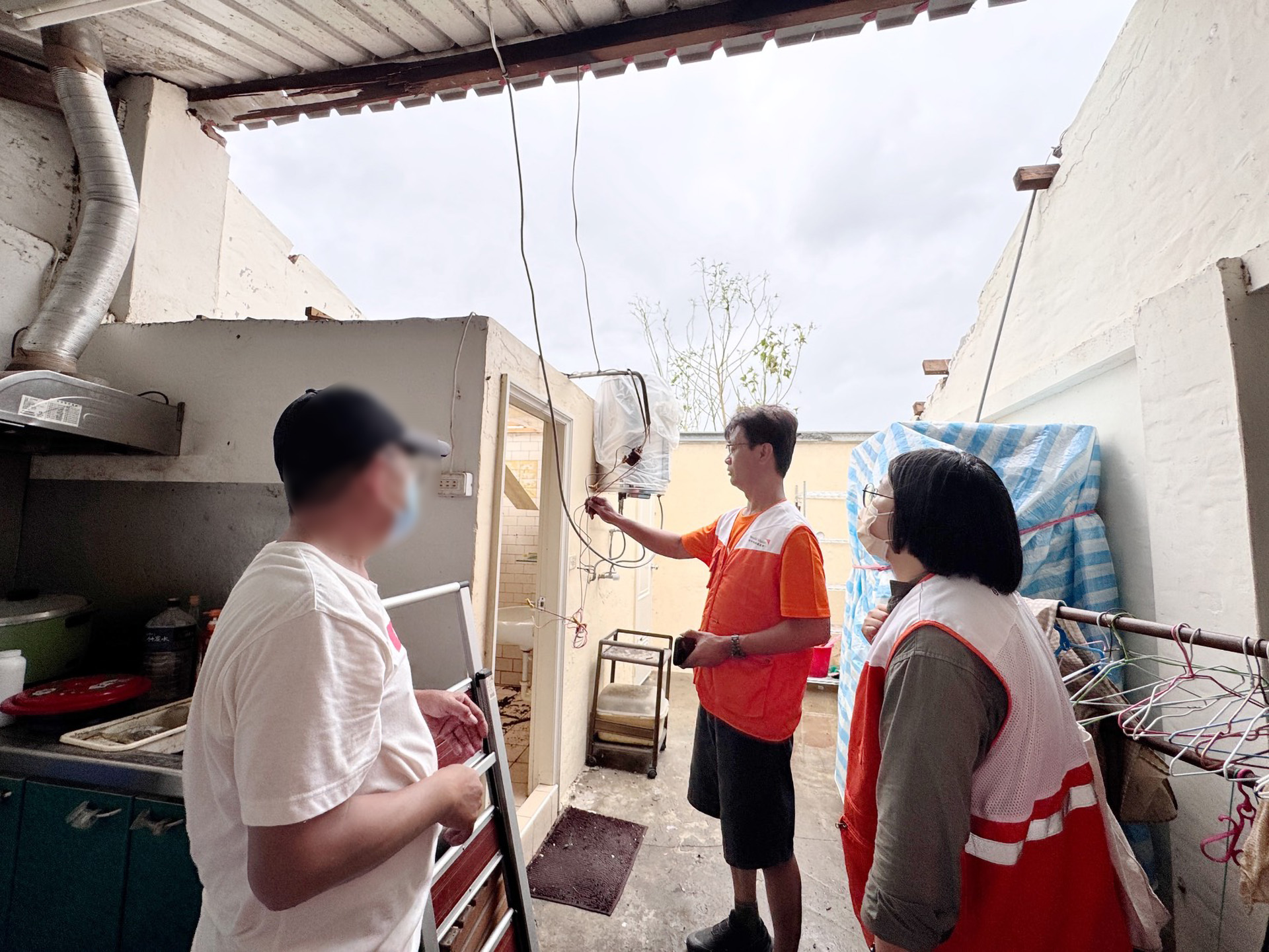 颱風過後，七股區民宅屋頂掀翻毀損，展望會第一時間進入災區勘災。