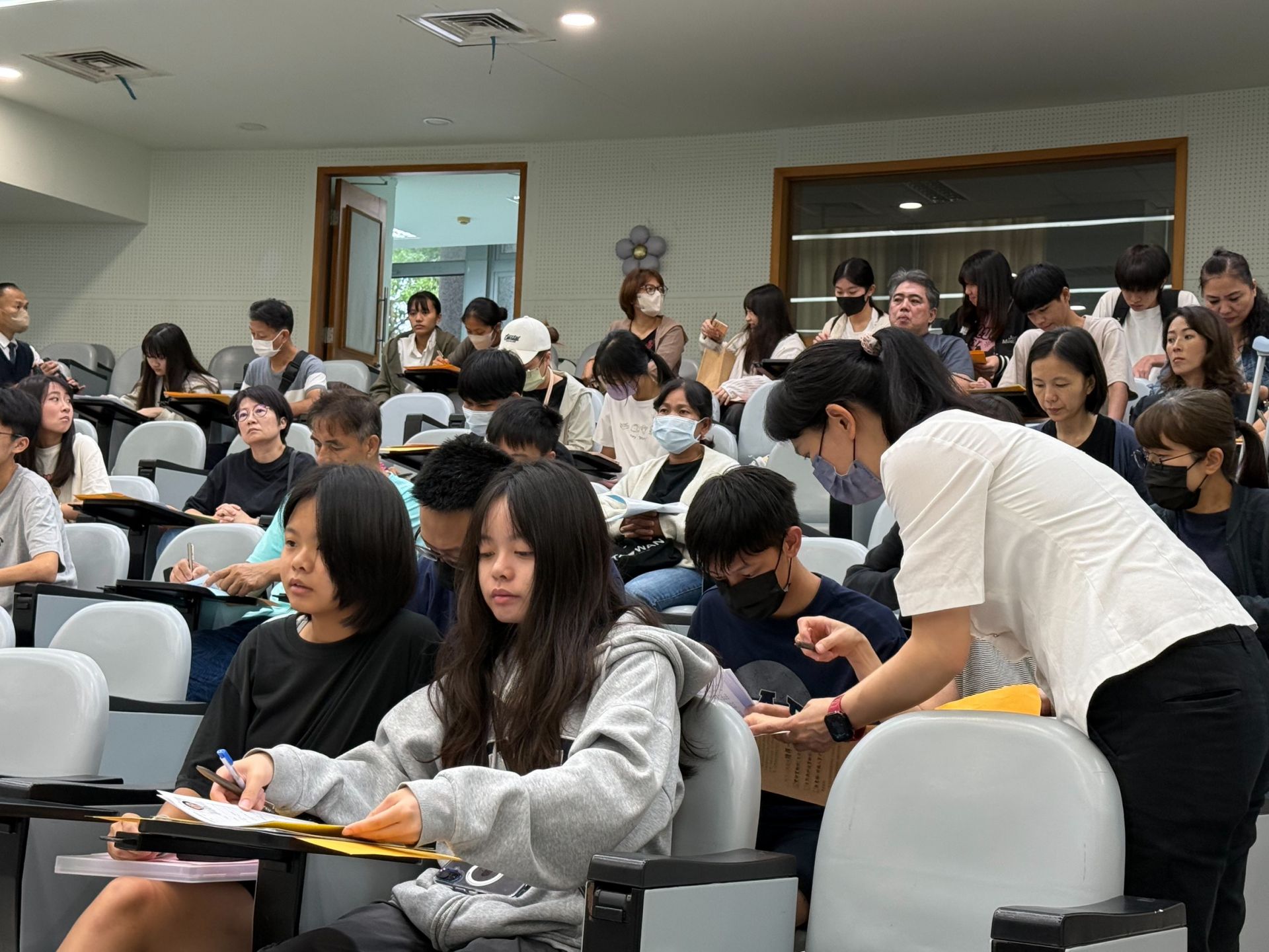 演藝廳現場老師溫馨協助家長填寫資料